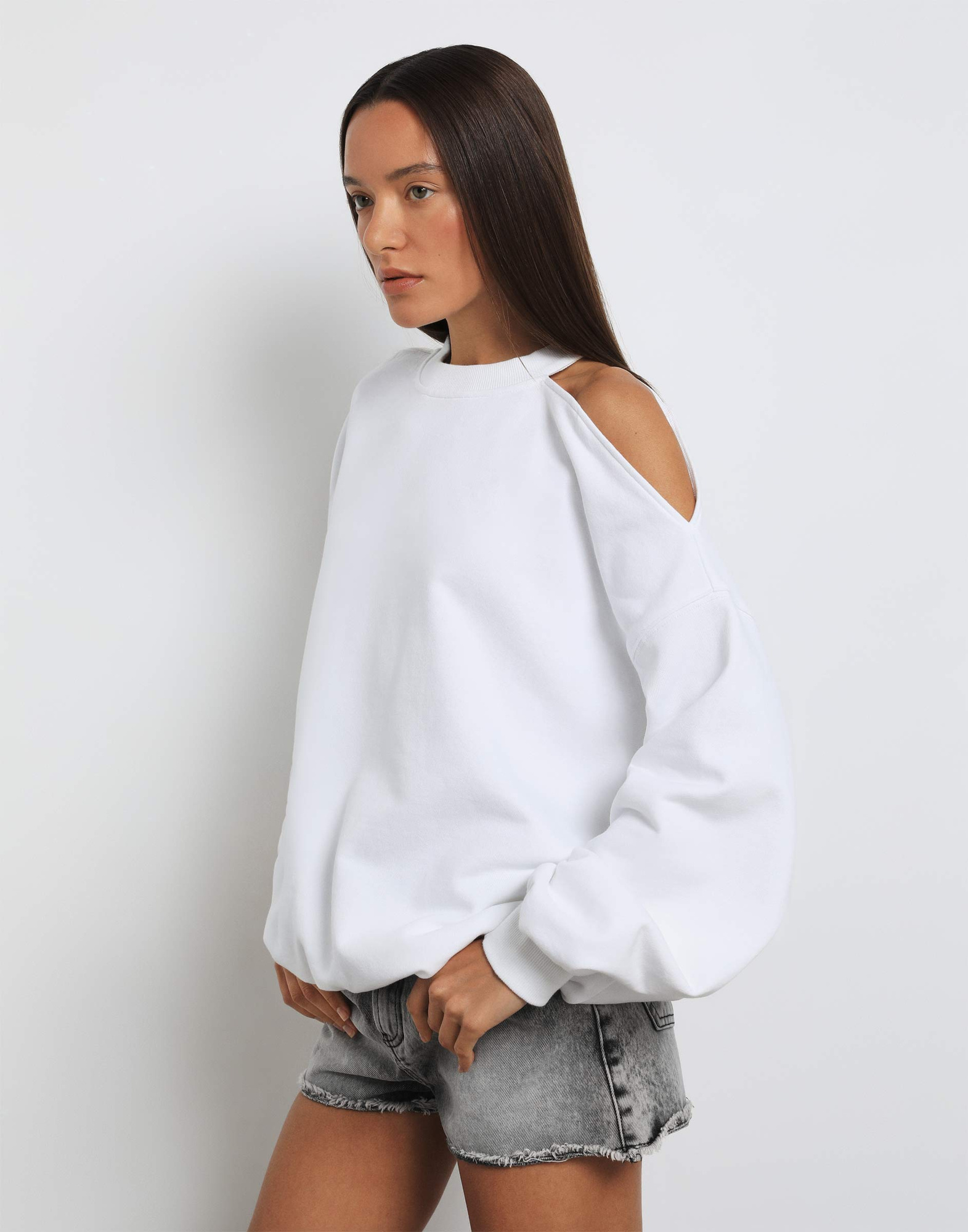 Белый лонгслив superoversize с вырезом на плече GAC021960-2 купить по ...