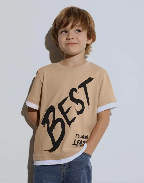 Бежевая футболка с принтом для мальчика-0