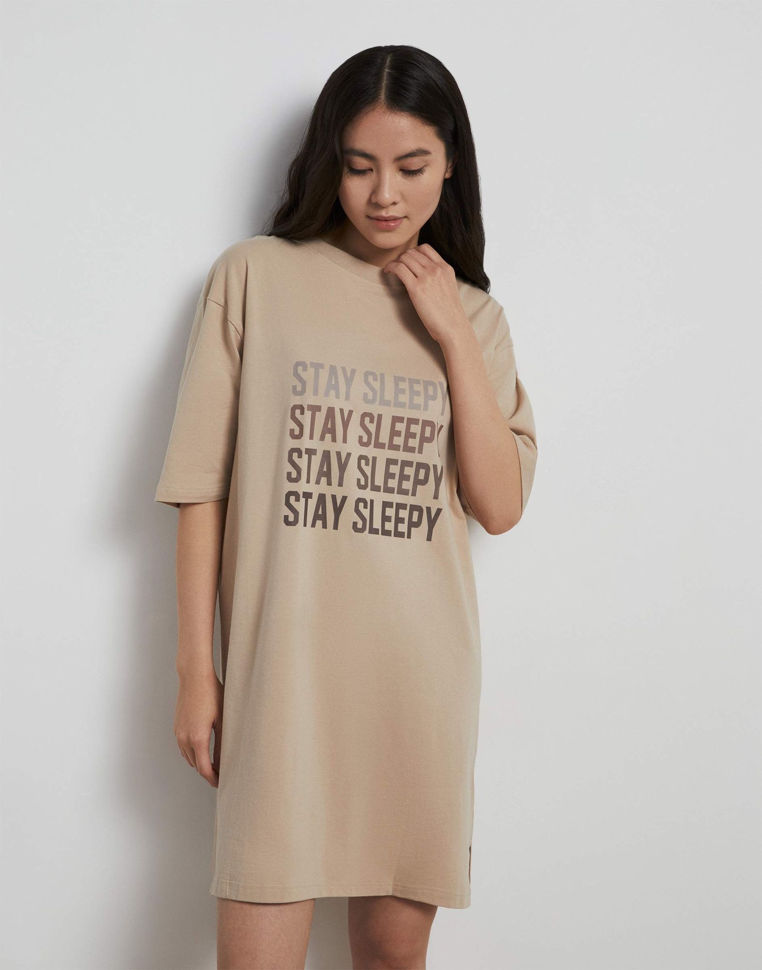 Бежевая ночная сорочка с надписью Stay Sleepy-1