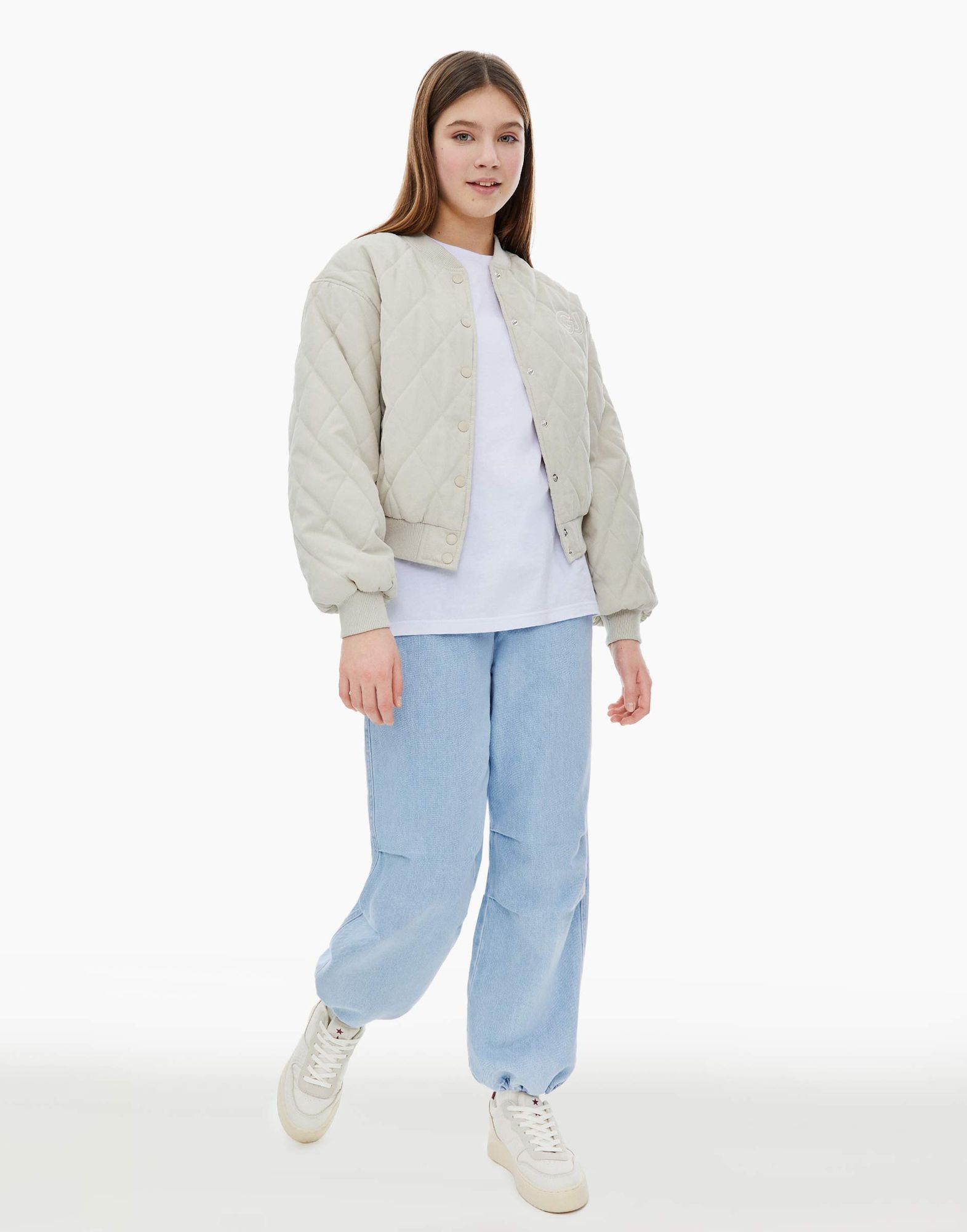 Бежевый стёганый бомбер oversize для девочки-0