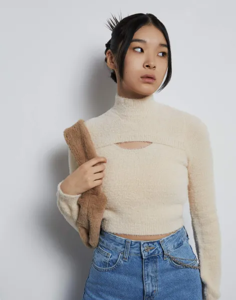Бежевый укороченный свитер с вырезом для девочки-0