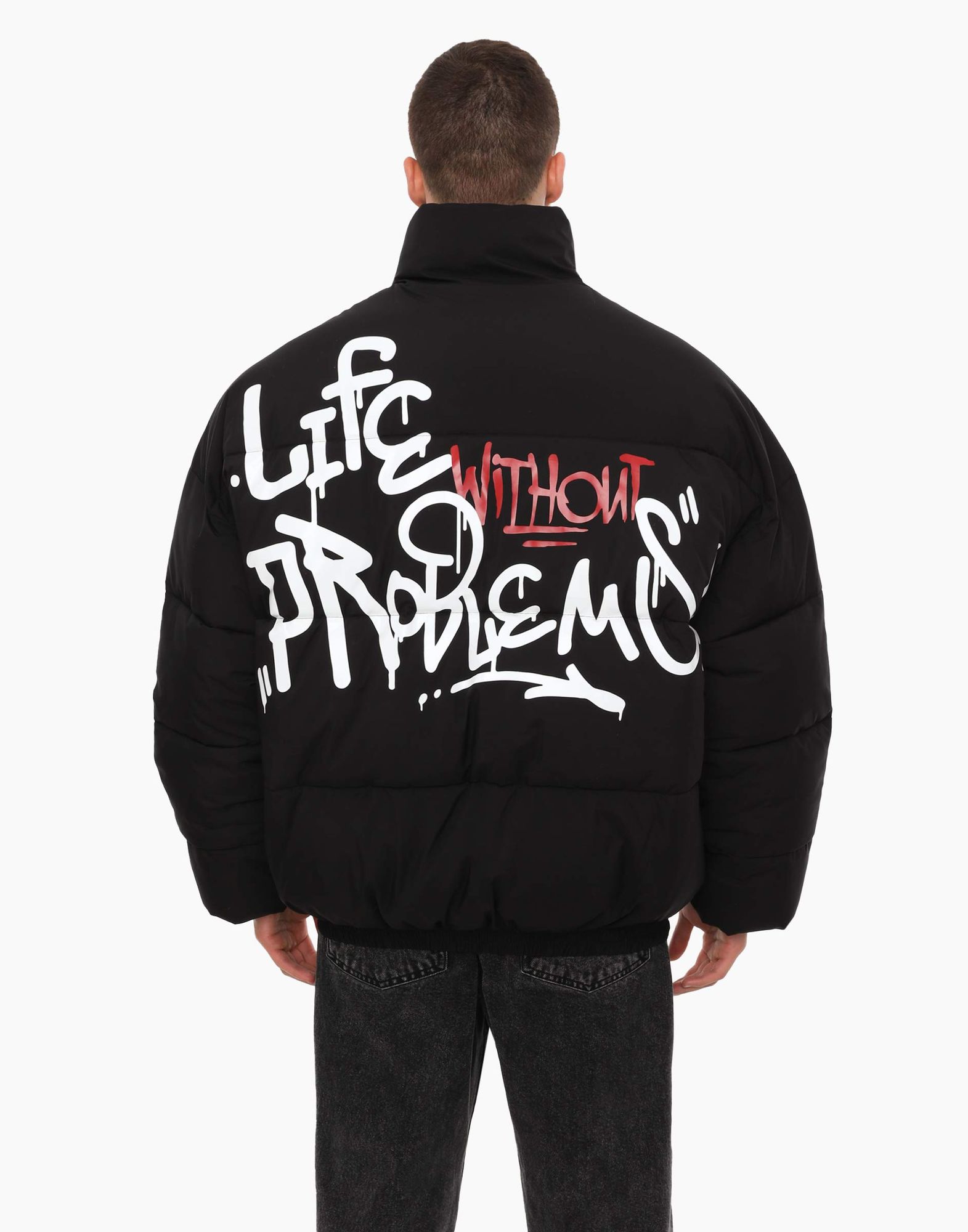Чёрная куртка с синтепухом и граффити-принтом-3