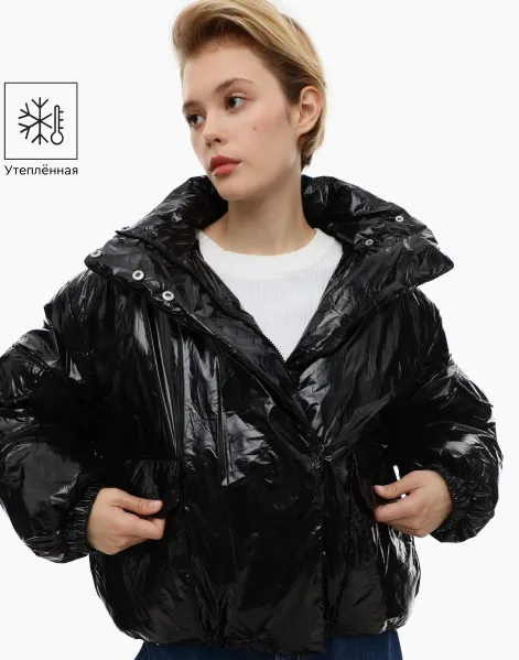 Чёрная укороченная куртка с синтепухом и накладными карманами-0