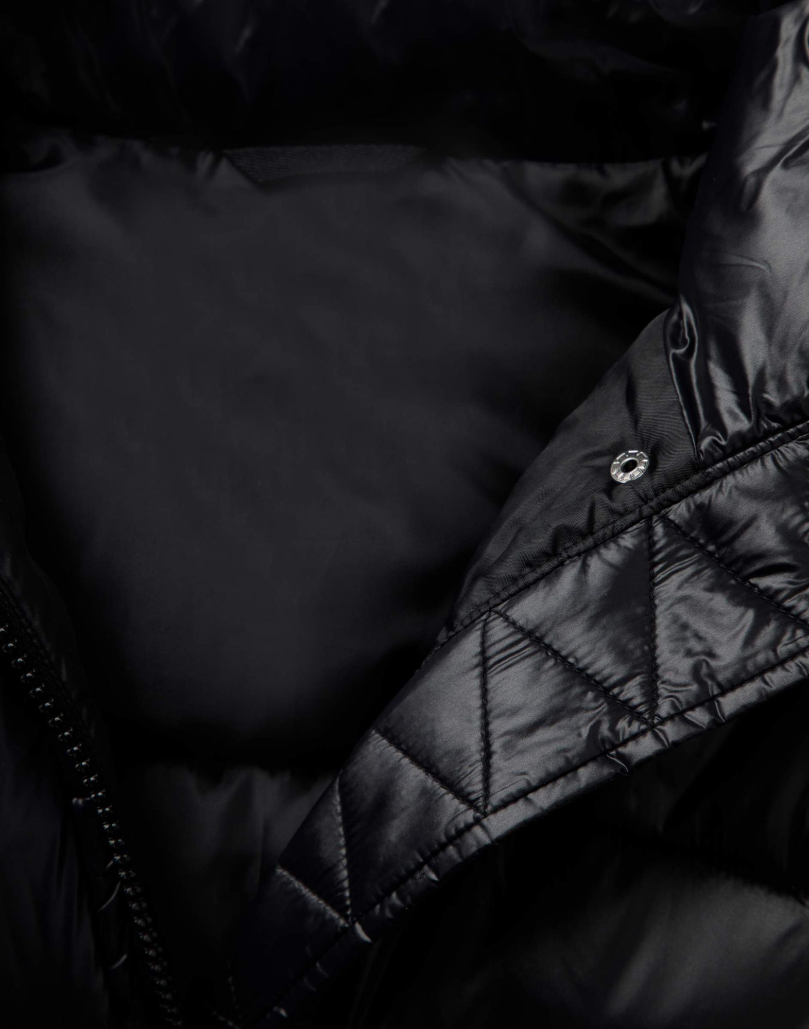 Чёрная утеплённая куртка с капюшоном для девочки -3