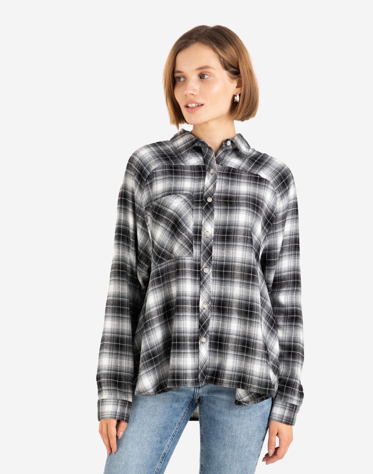 Черно-белая клетчатая oversize рубашка из фланели-0