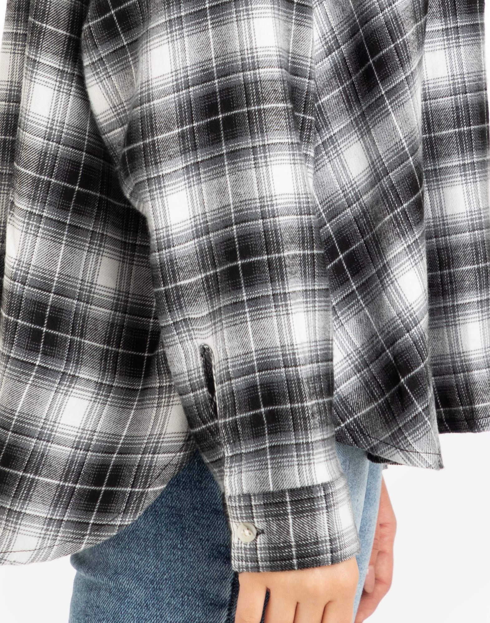 Черно-белая клетчатая oversize рубашка из фланели-3