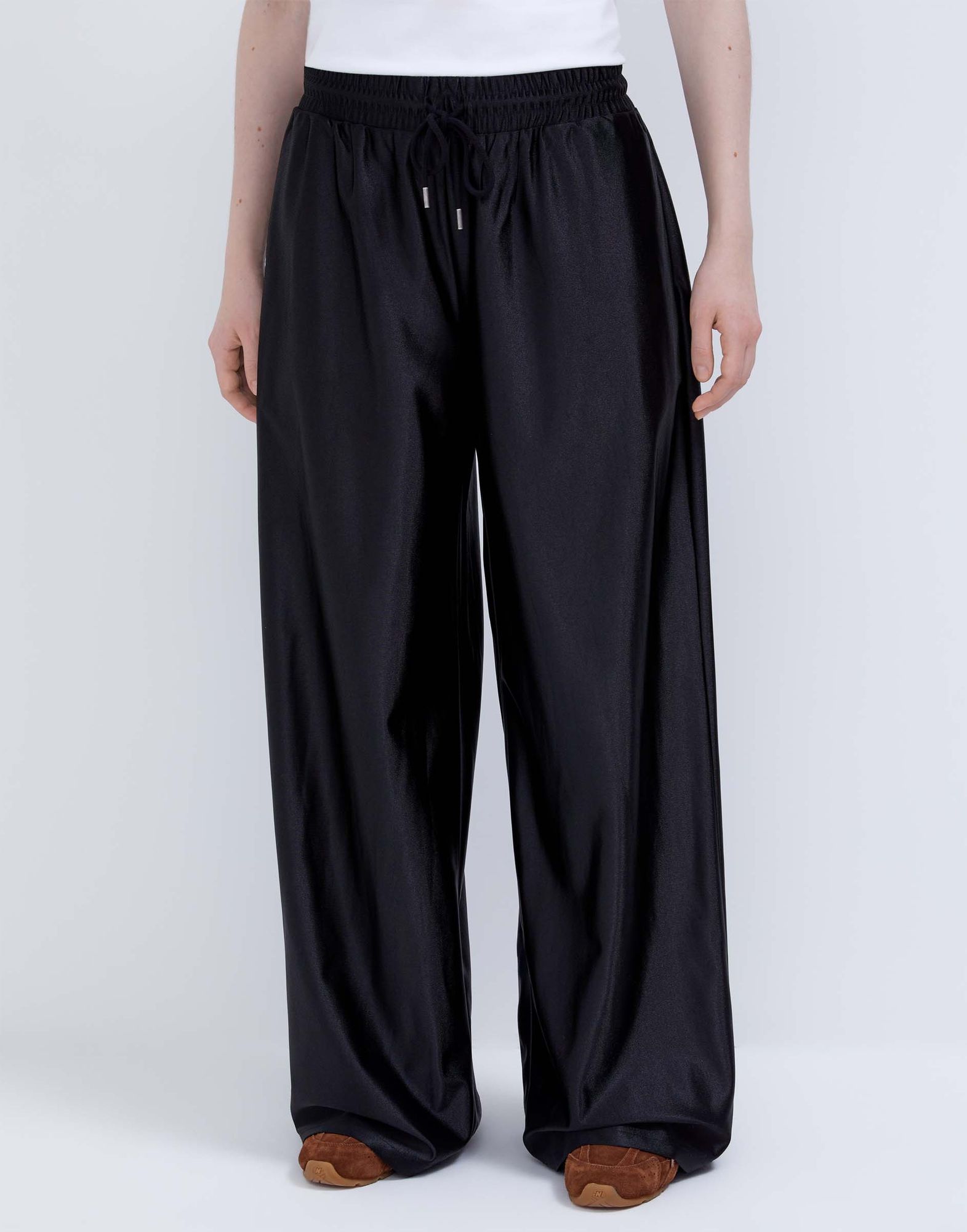 Чёрные брюки Wide leg с блестящим покрытием GAC023682-1 купить по цене ...