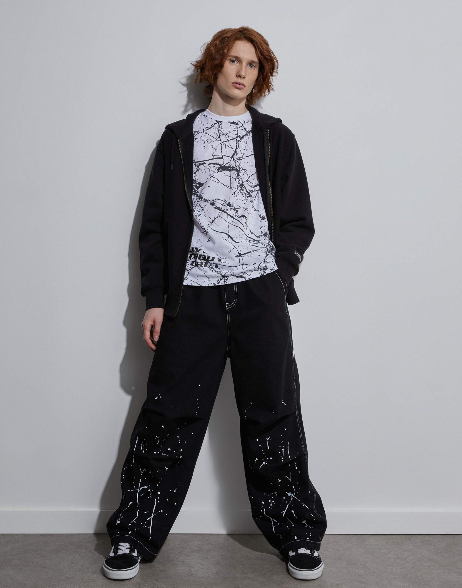 Чёрные джинсы Baggy Jogger с вышивкой и принтом для мальчика-0