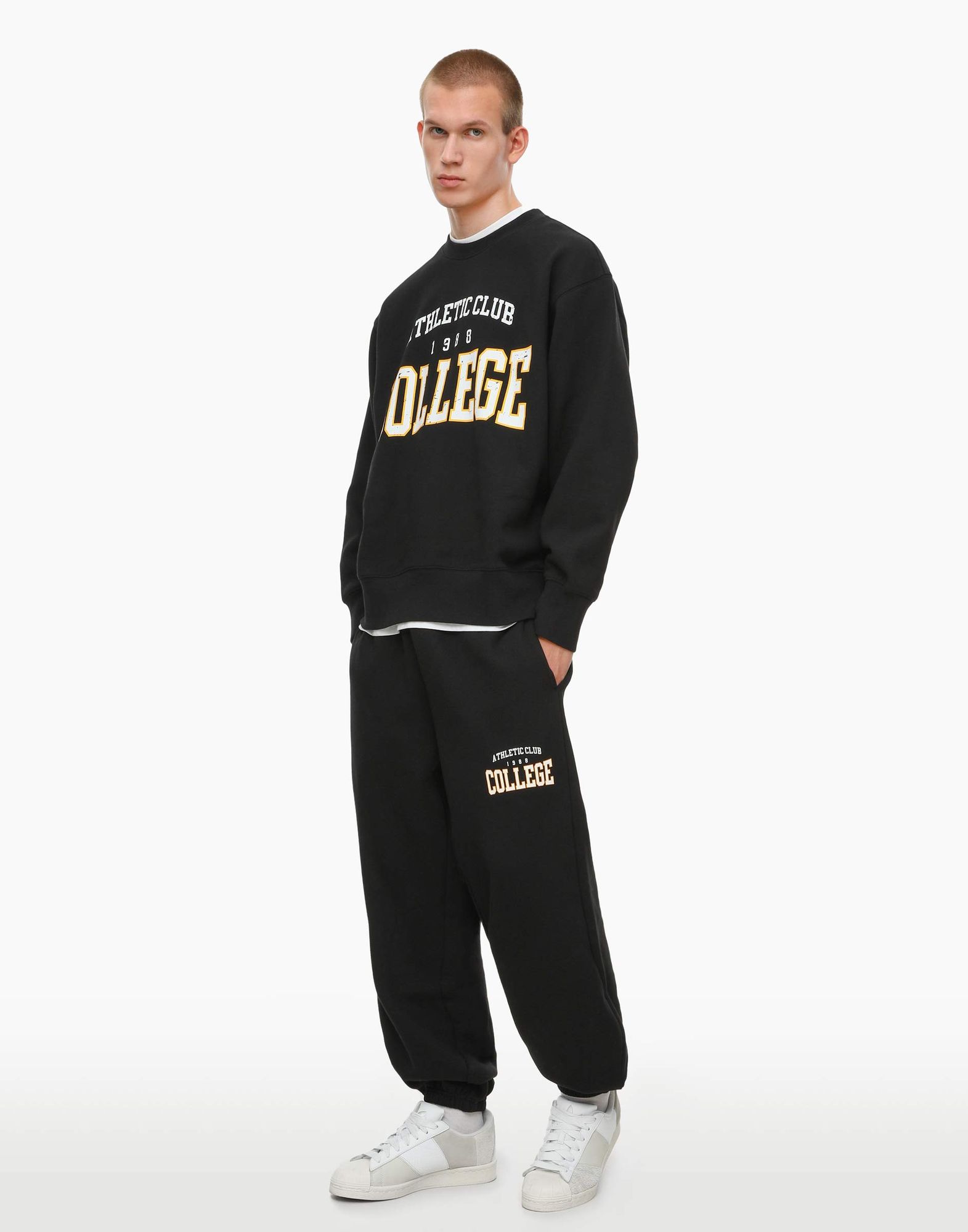 Чёрные спортивные брюки oversize с принтом-0