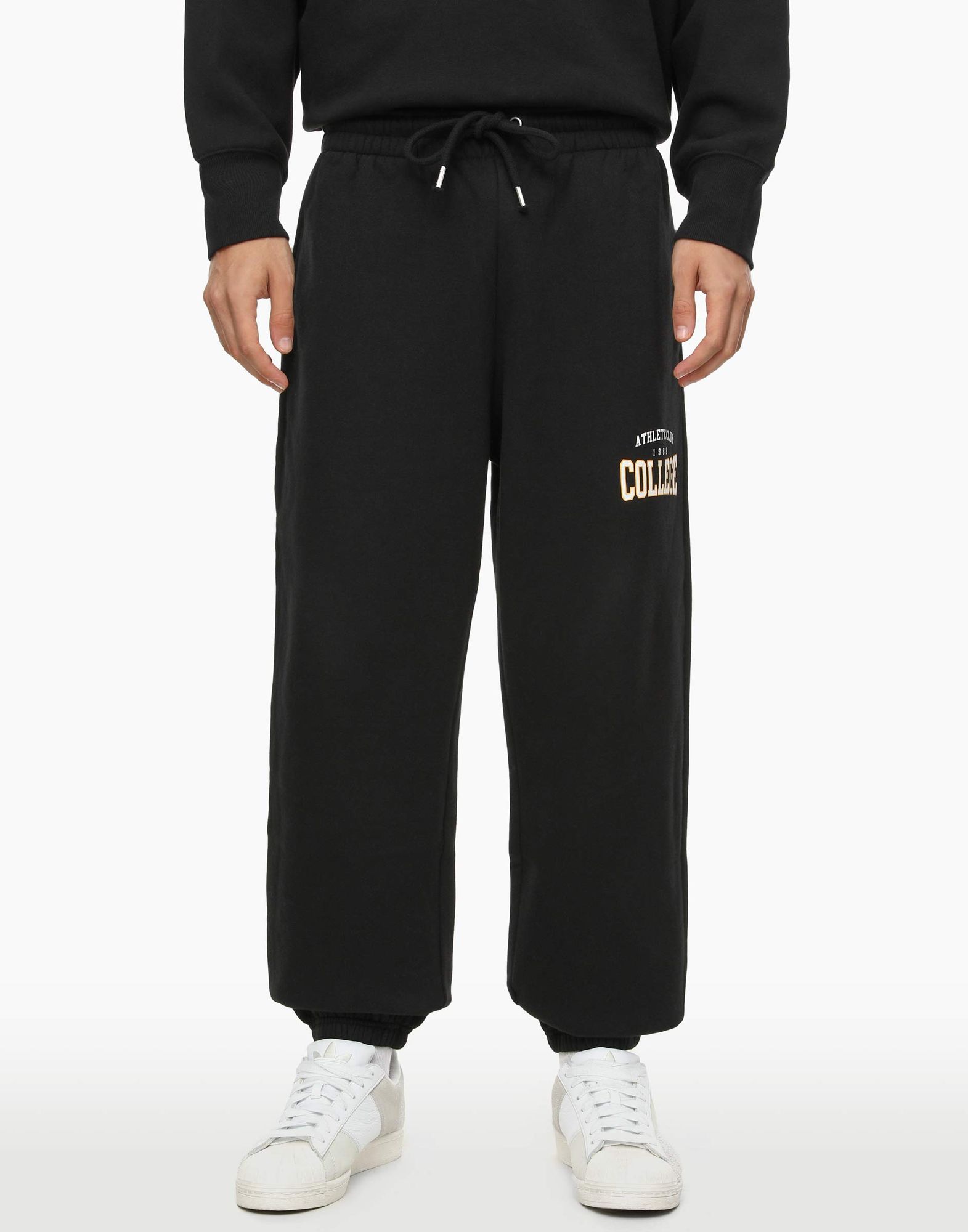 Чёрные спортивные брюки oversize с принтом-1