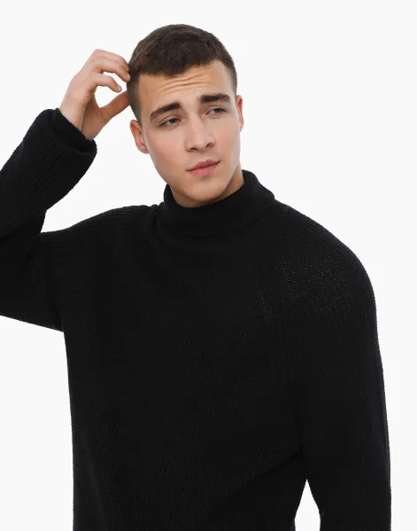 Чёрный свитер с высоким воротником-0