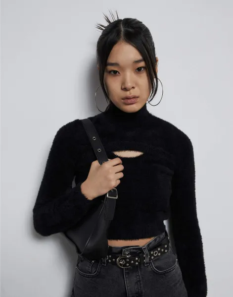 Чёрный укороченный свитер с вырезом для девочки-0