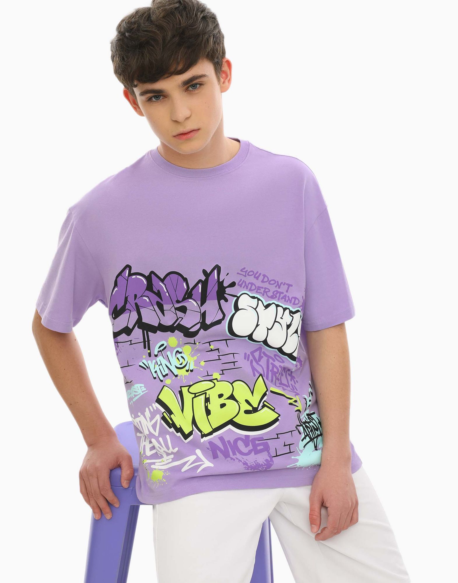 Фиолетовая футболка oversize с граффити-принтом-0
