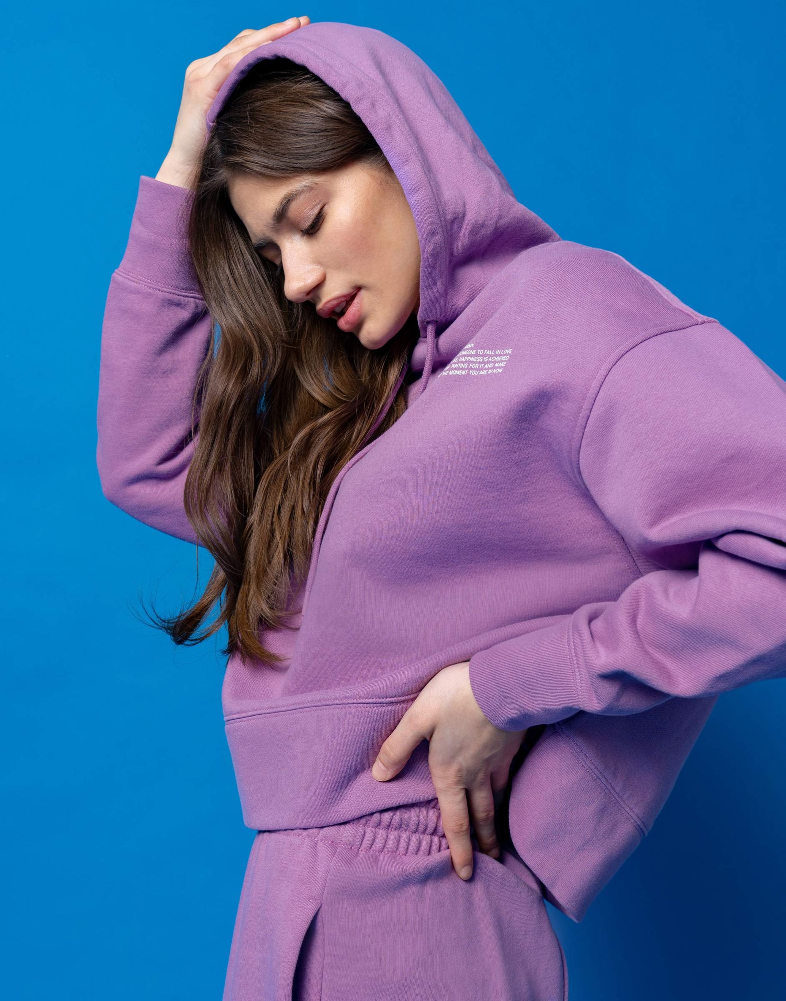Фиолетовое укороченное худи oversize с надписью-3