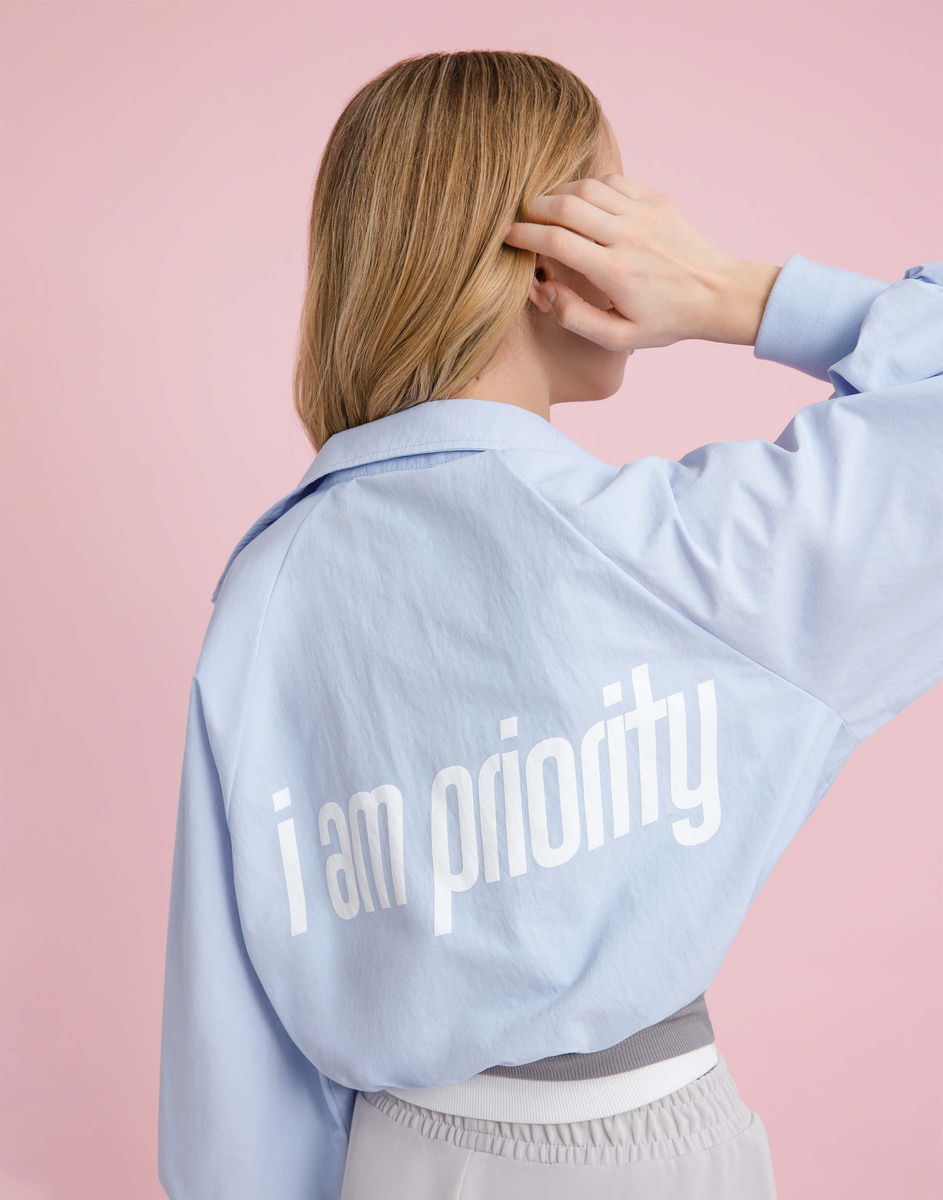 Голубая укороченная ветровка oversize с принтами GOW004387-1