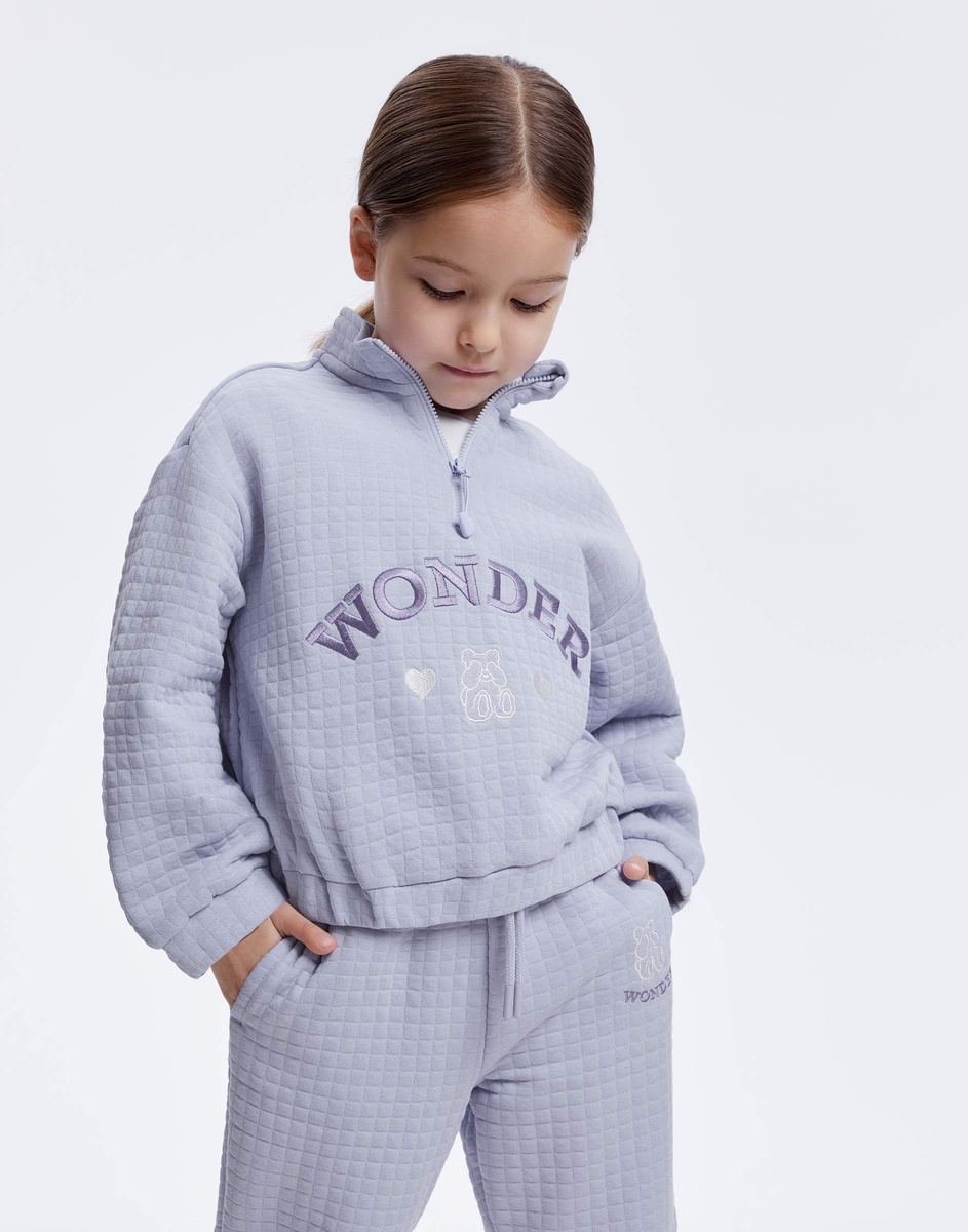 ふわふわ Голубой укороченный свитшот с вышивкой для девочки GAC024029-2