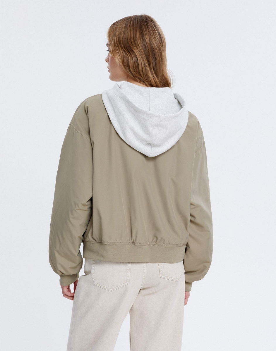 Хаки куртка-бомбер oversize с контрастным капюшоном GOW004438-1