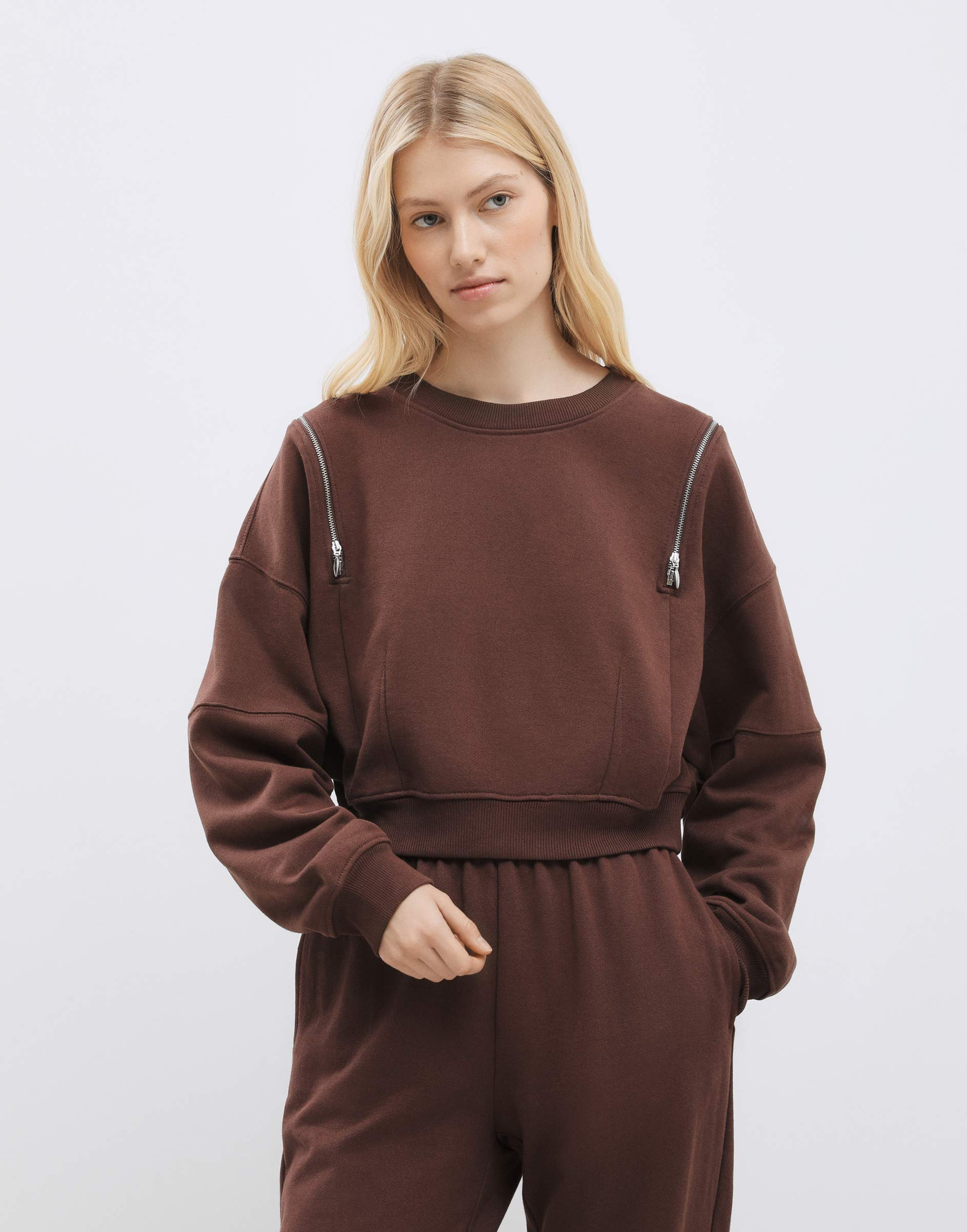 Коричневый укороченный свитшот oversize с молниями GAC023307-1 купить ...