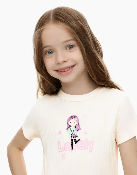 Молочная футболка в рубчик с принтом для девочки-0