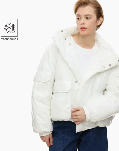 Молочная укороченная куртка с синтепухом и накладными карманами-0