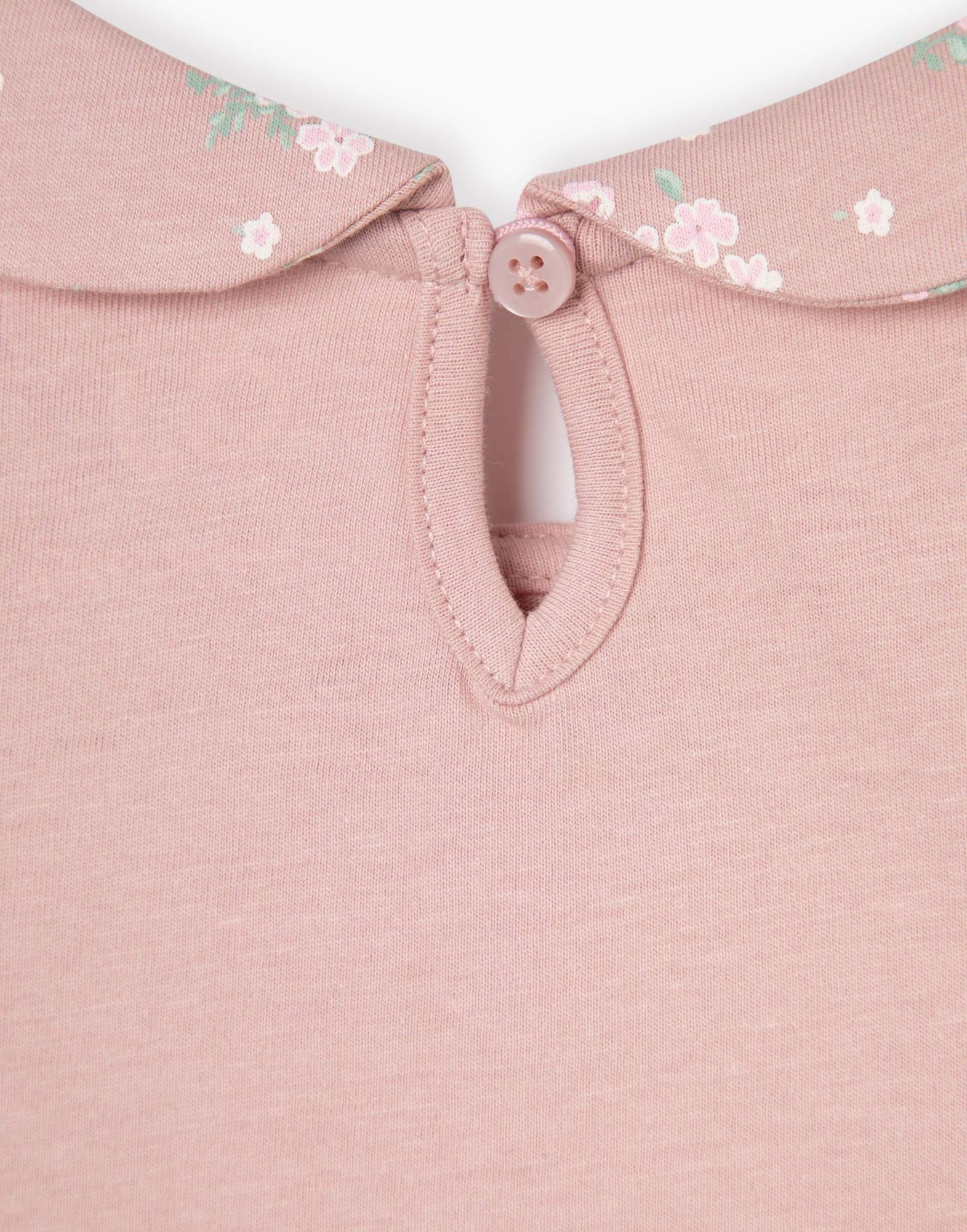 Пыльно-розовая футболка с воротником и вышивкой для девочки-3