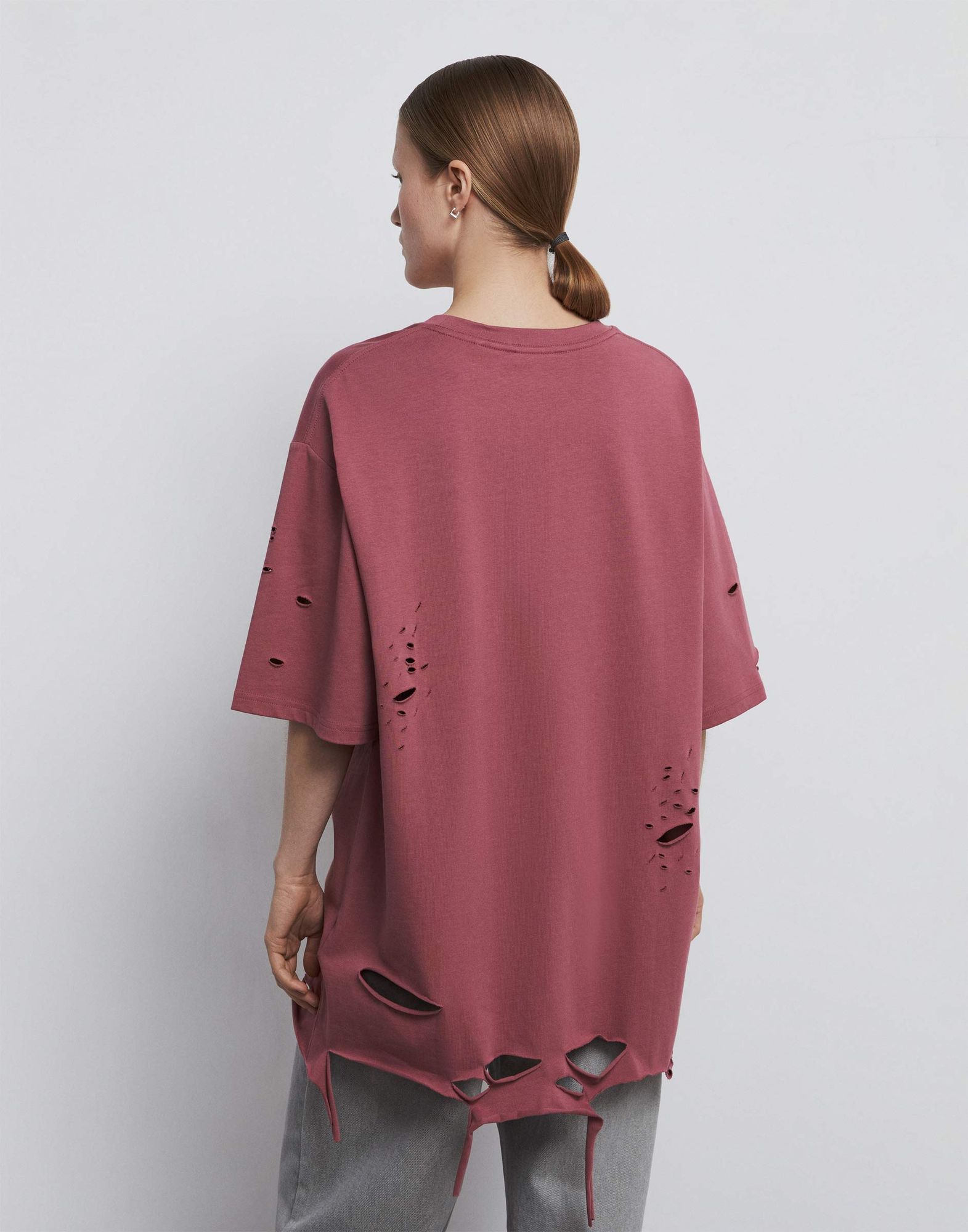 Розовая футболка oversize с рваным дизайном и принтом GKT022659-2 ...