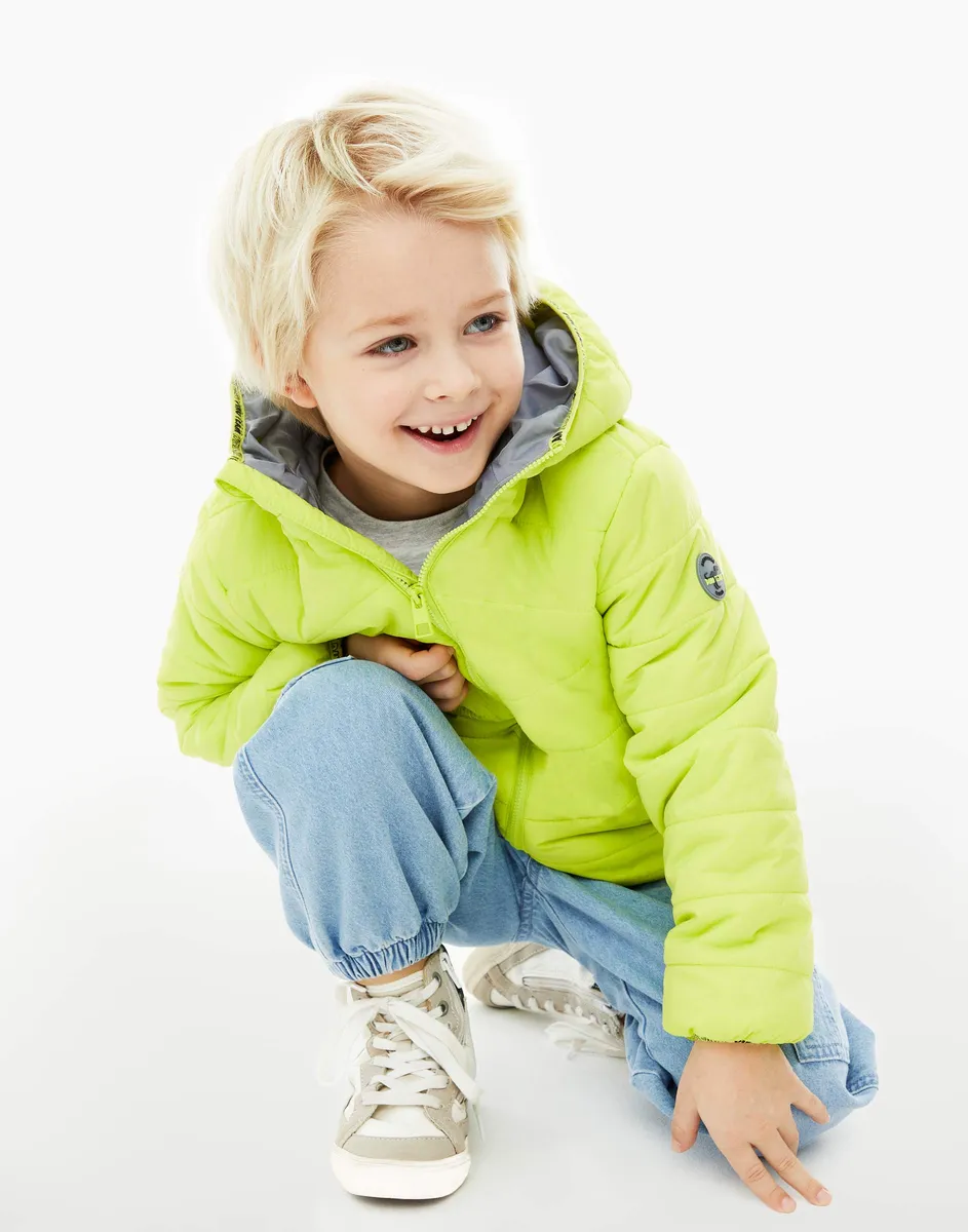 Салатовая утеплённая куртка с надписями и патчем для мальчика-0