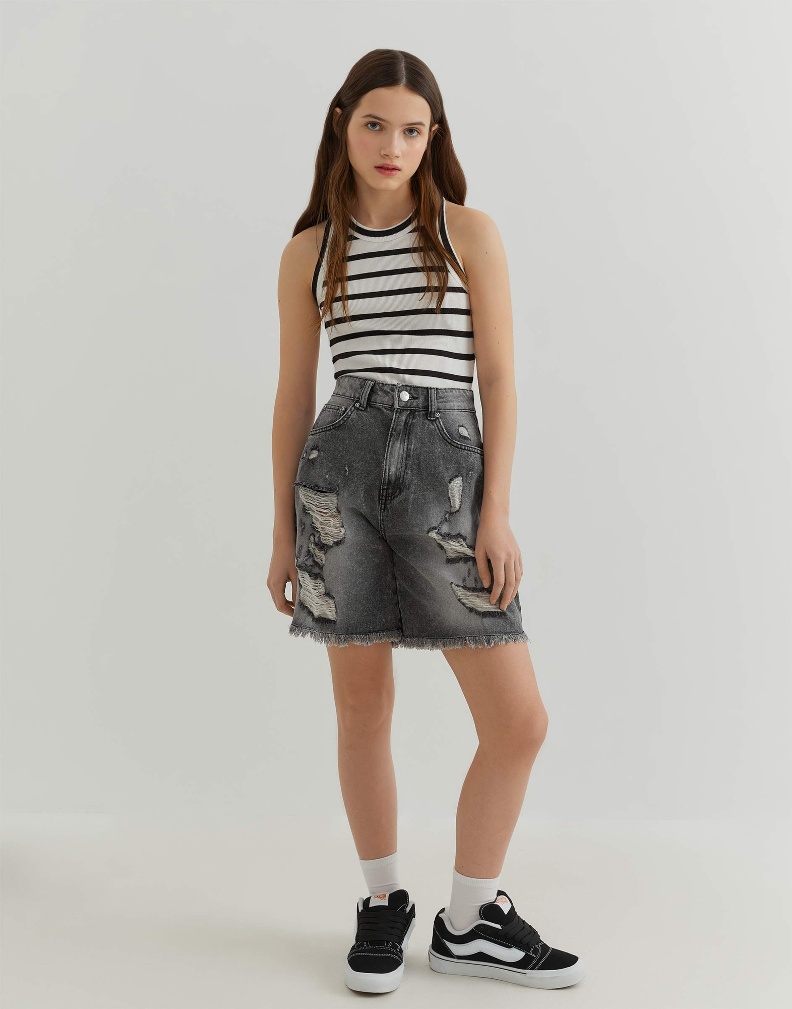 Серые джинсовые шорты Bermudas с рваным дизайном GSH013129-1 купить по ...