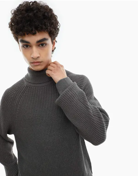 Серый свитер с высоким воротником-0