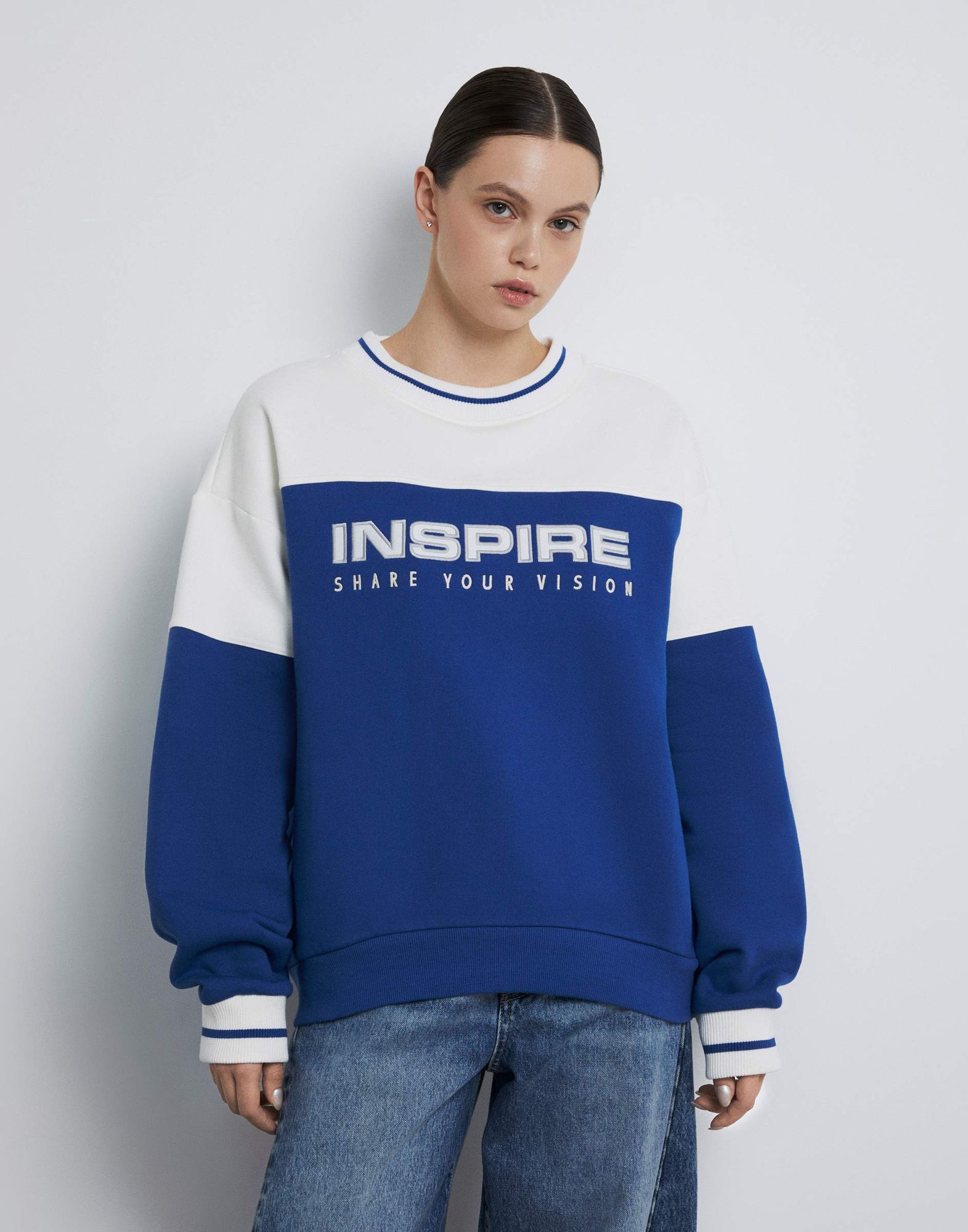 Синий свитшот колор-блок oversize с вышивкой GAC021158-2 купить по цене ...