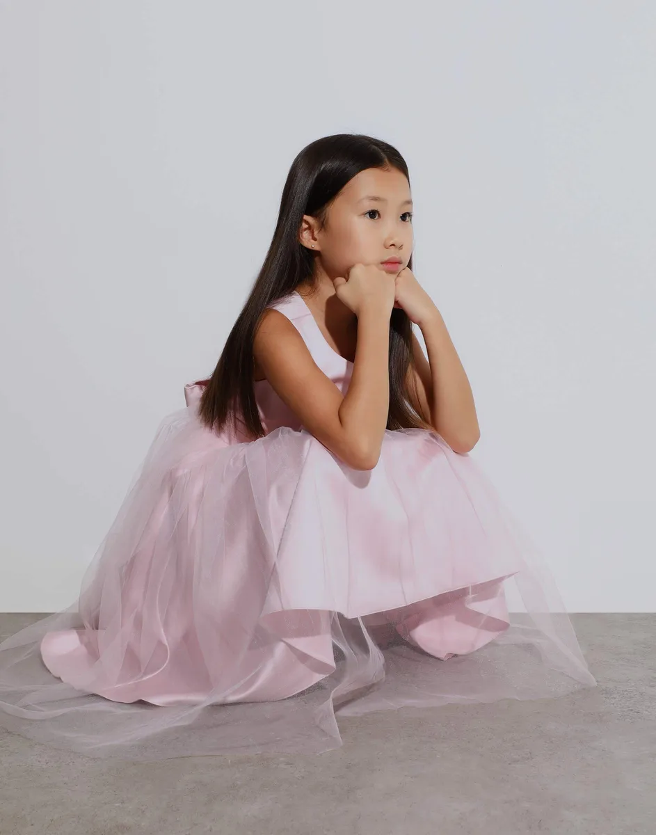 Светло-розовое расклёшенное платье с поясом для девочки-0