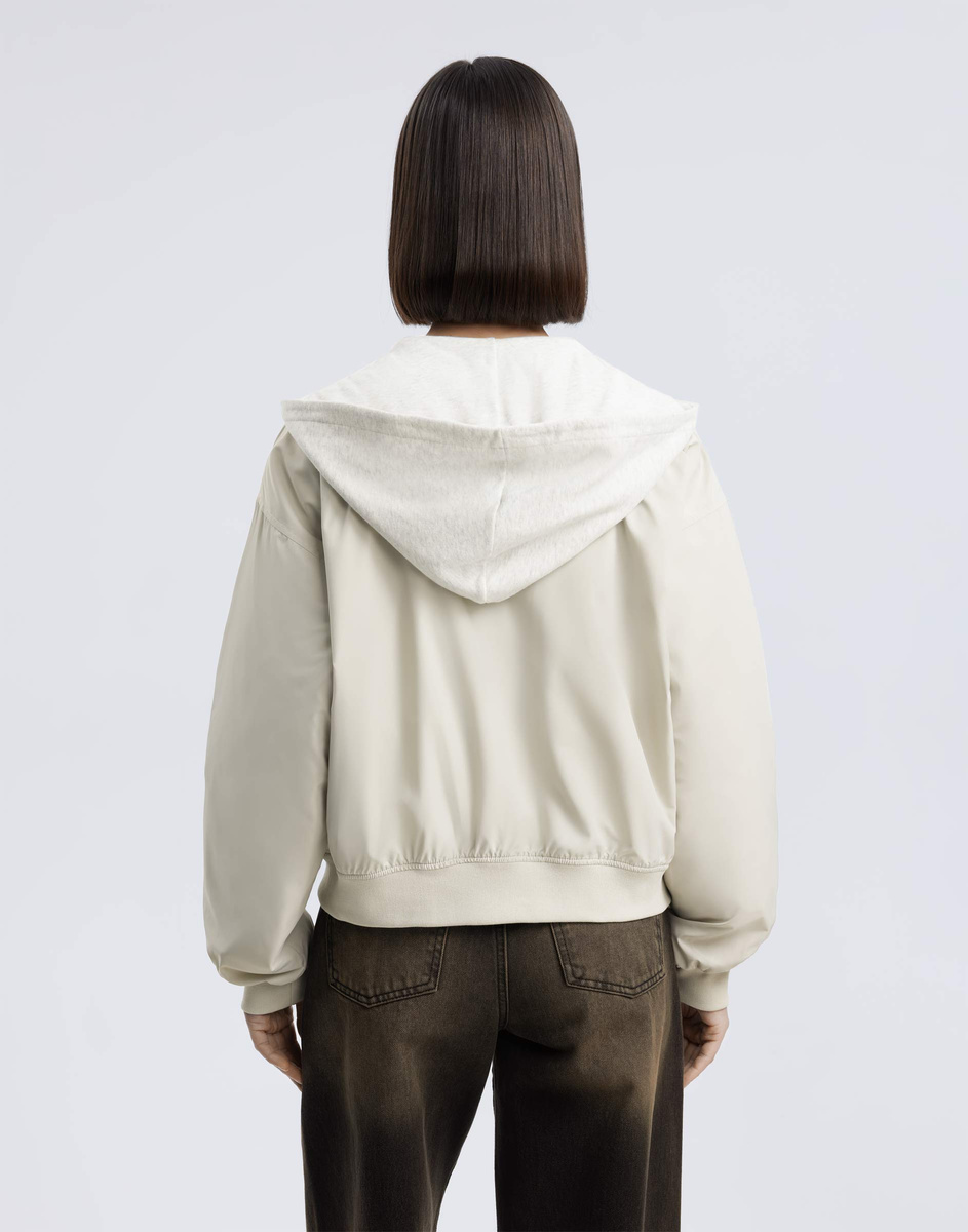 Светло-серая куртка-бомбер oversize с контрастным капюшоном
