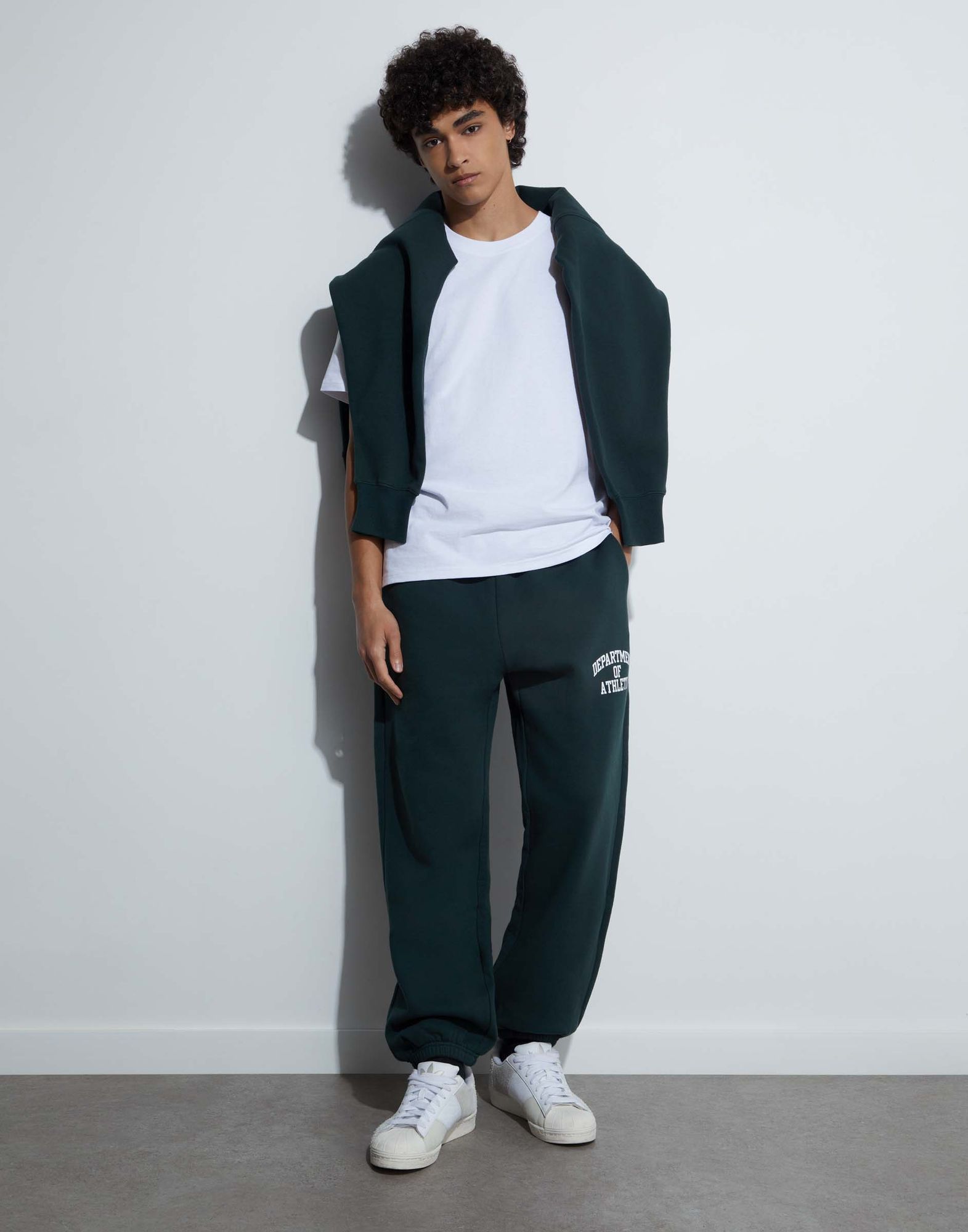 Тёмно-зелёные спортивные брюки oversize с принтом-0