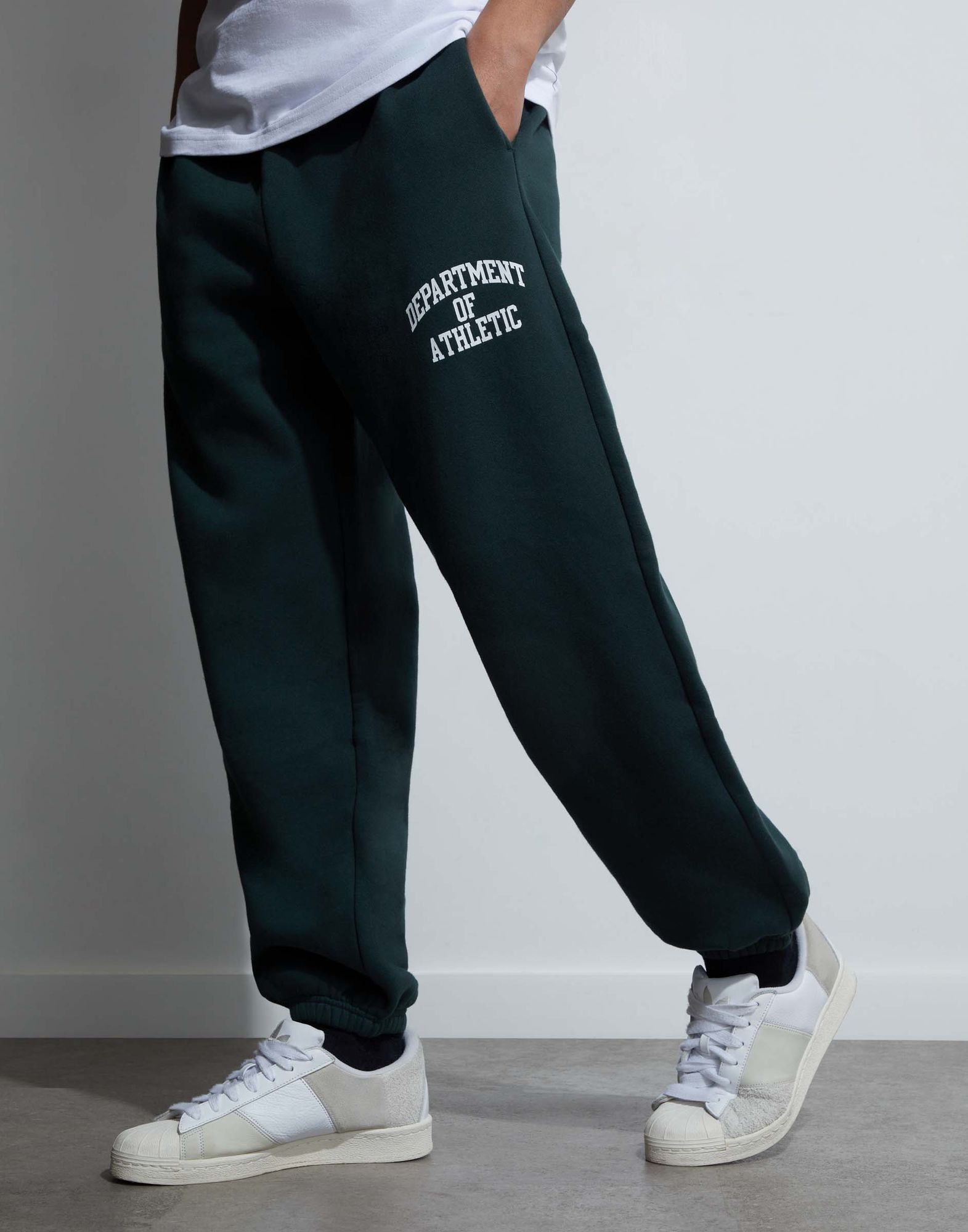 Тёмно-зелёные спортивные брюки oversize с принтом-1