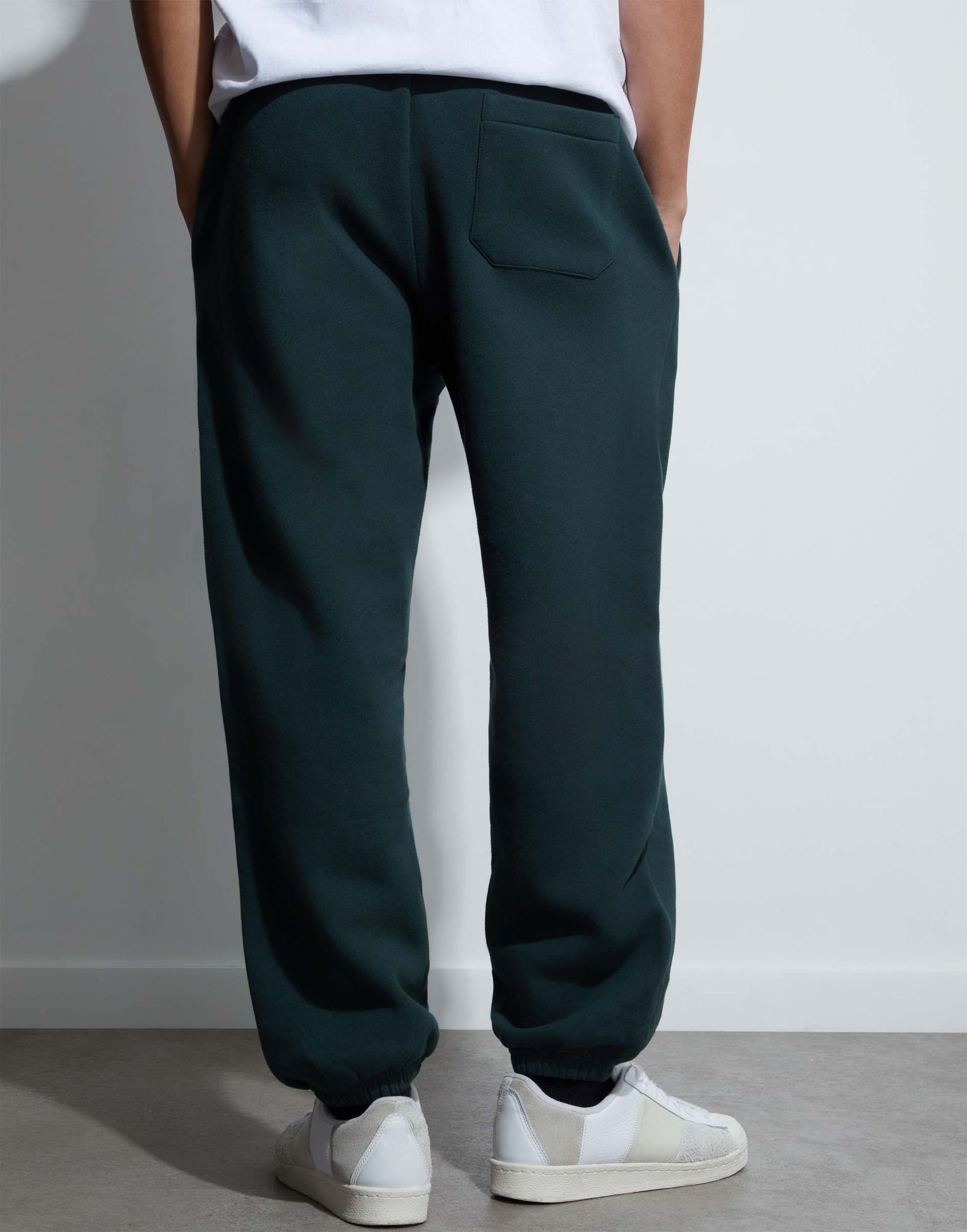 Тёмно-зелёные спортивные брюки oversize с принтом-2