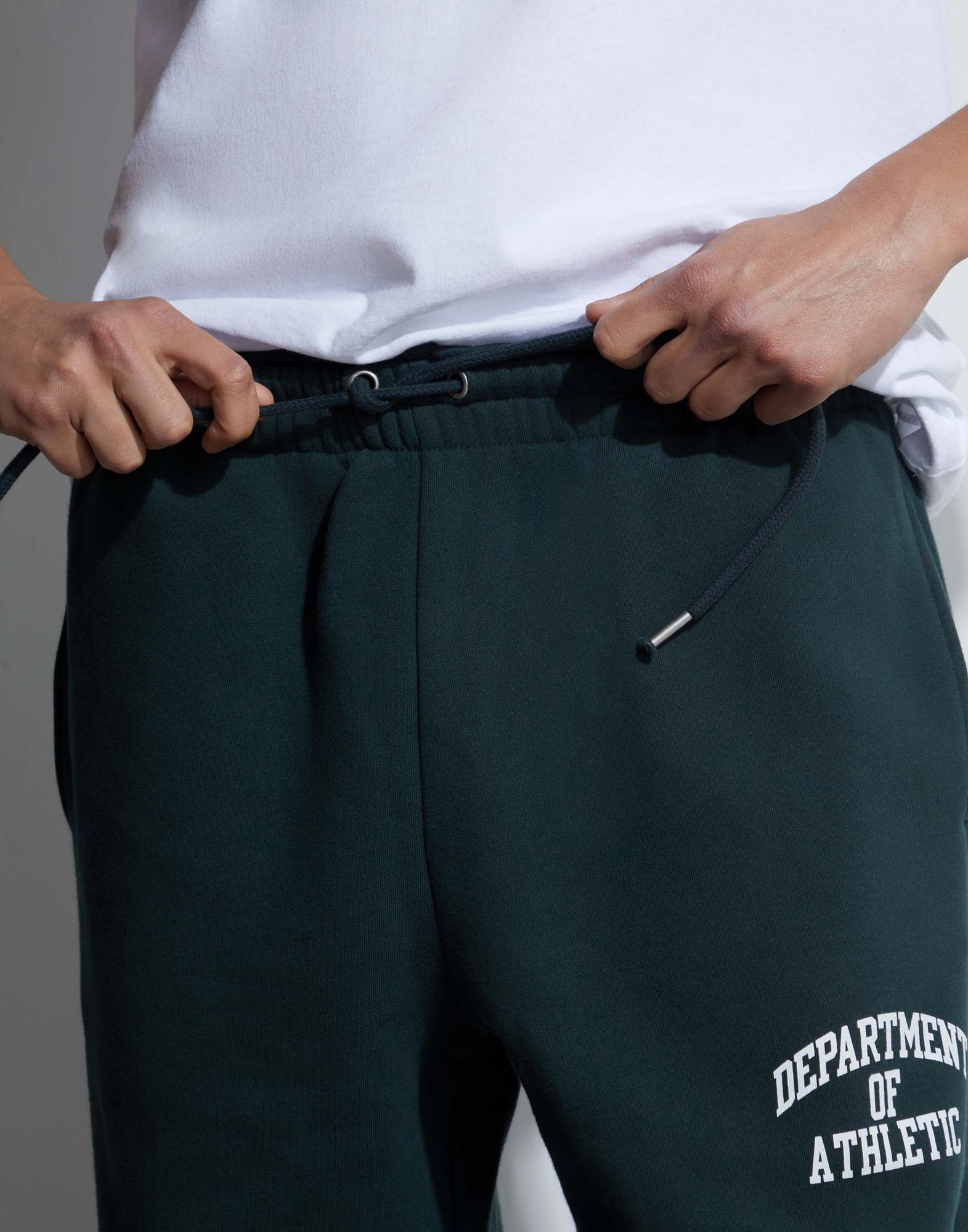 Тёмно-зелёные спортивные брюки oversize с принтом-3