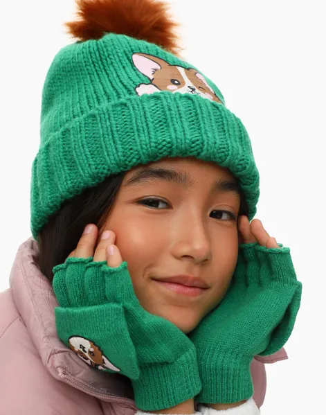 Зелёная шапка с помпоном для девочки-0