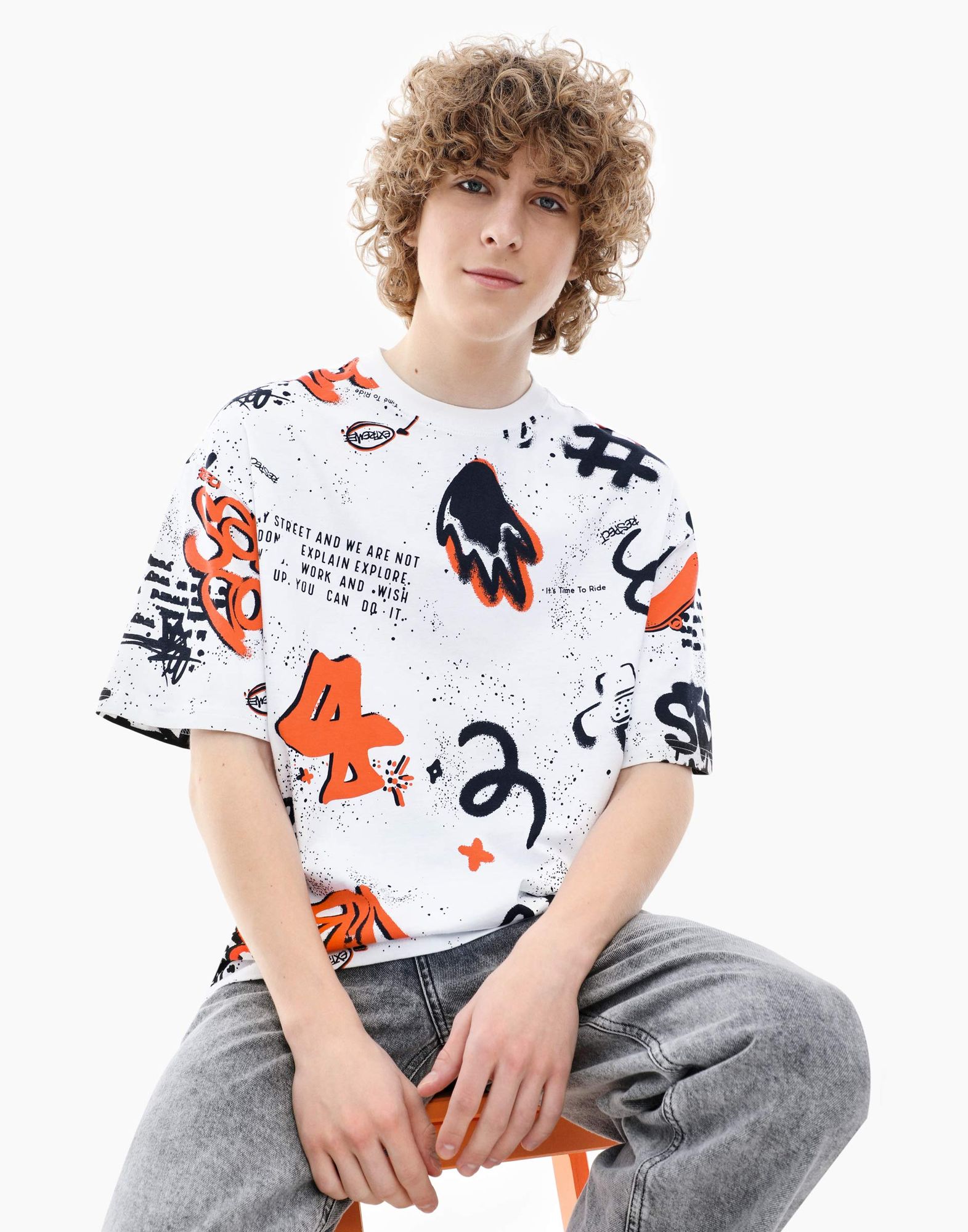 Белая футболка Oversize с граффити-принтом для мальчика-0