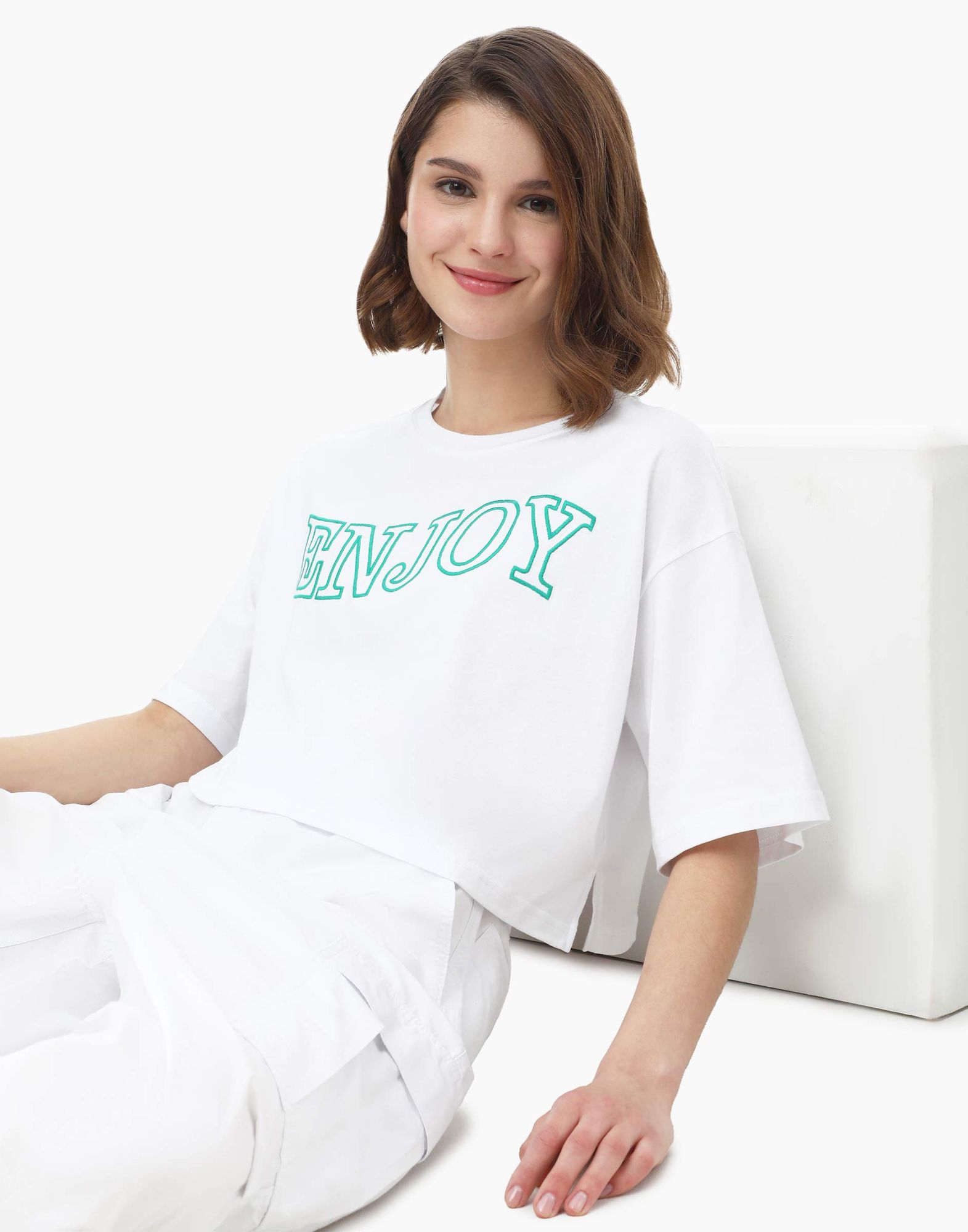 Белая укороченная футболка oversize с вышивкой Enjoy-0
