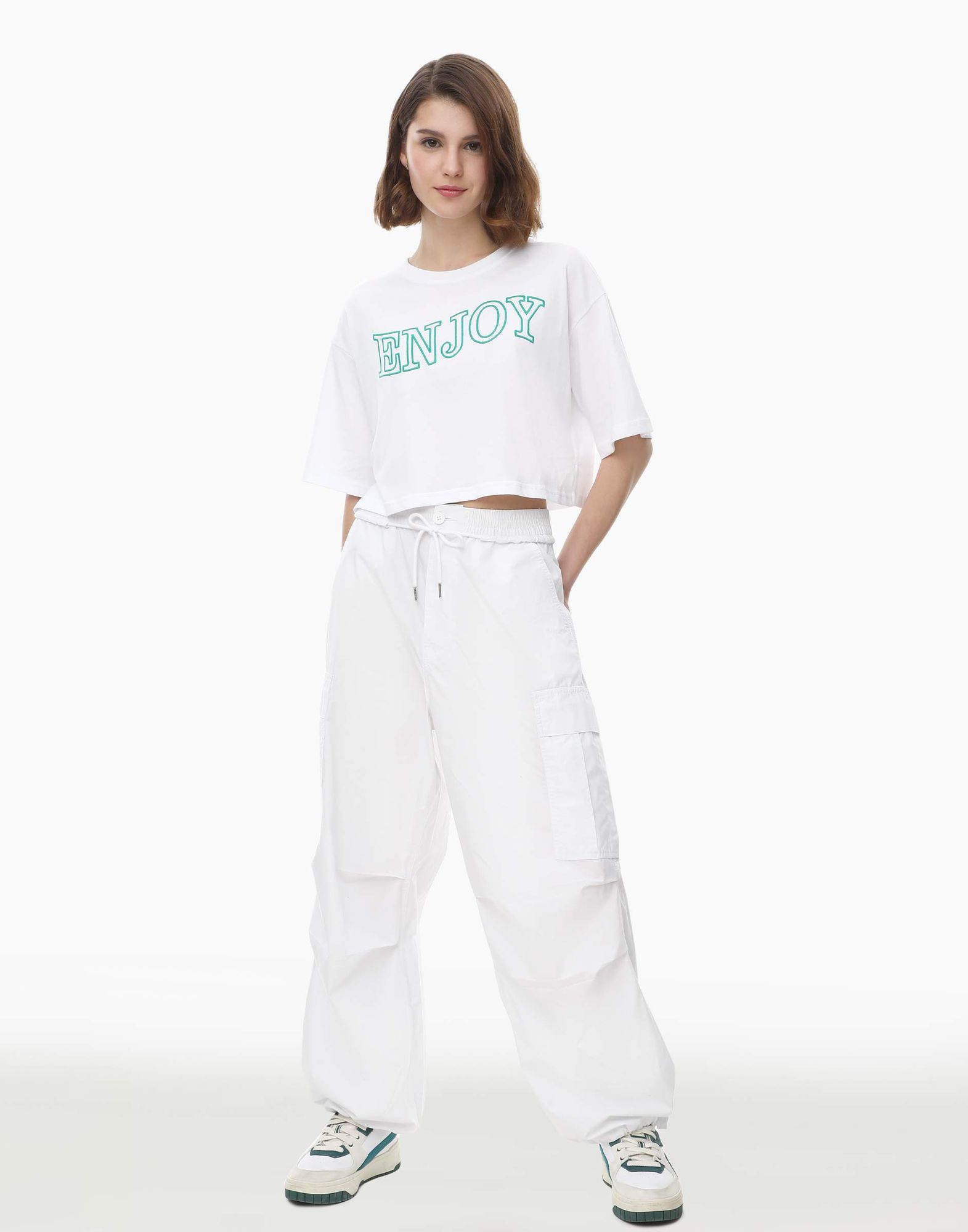 Белая укороченная футболка oversize с вышивкой Enjoy-1