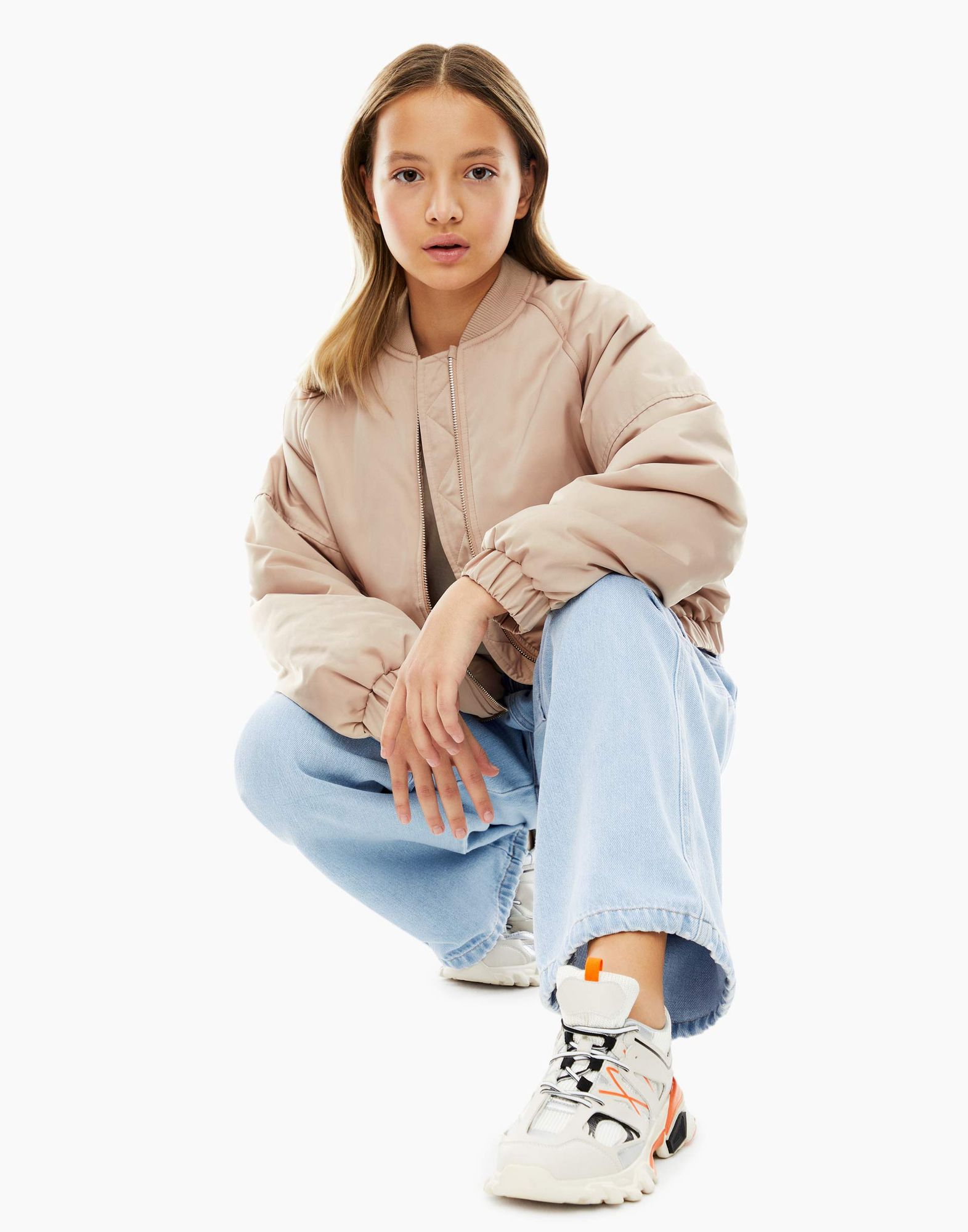 Бежевая утеплённая куртка-бомбер oversize для девочки-1