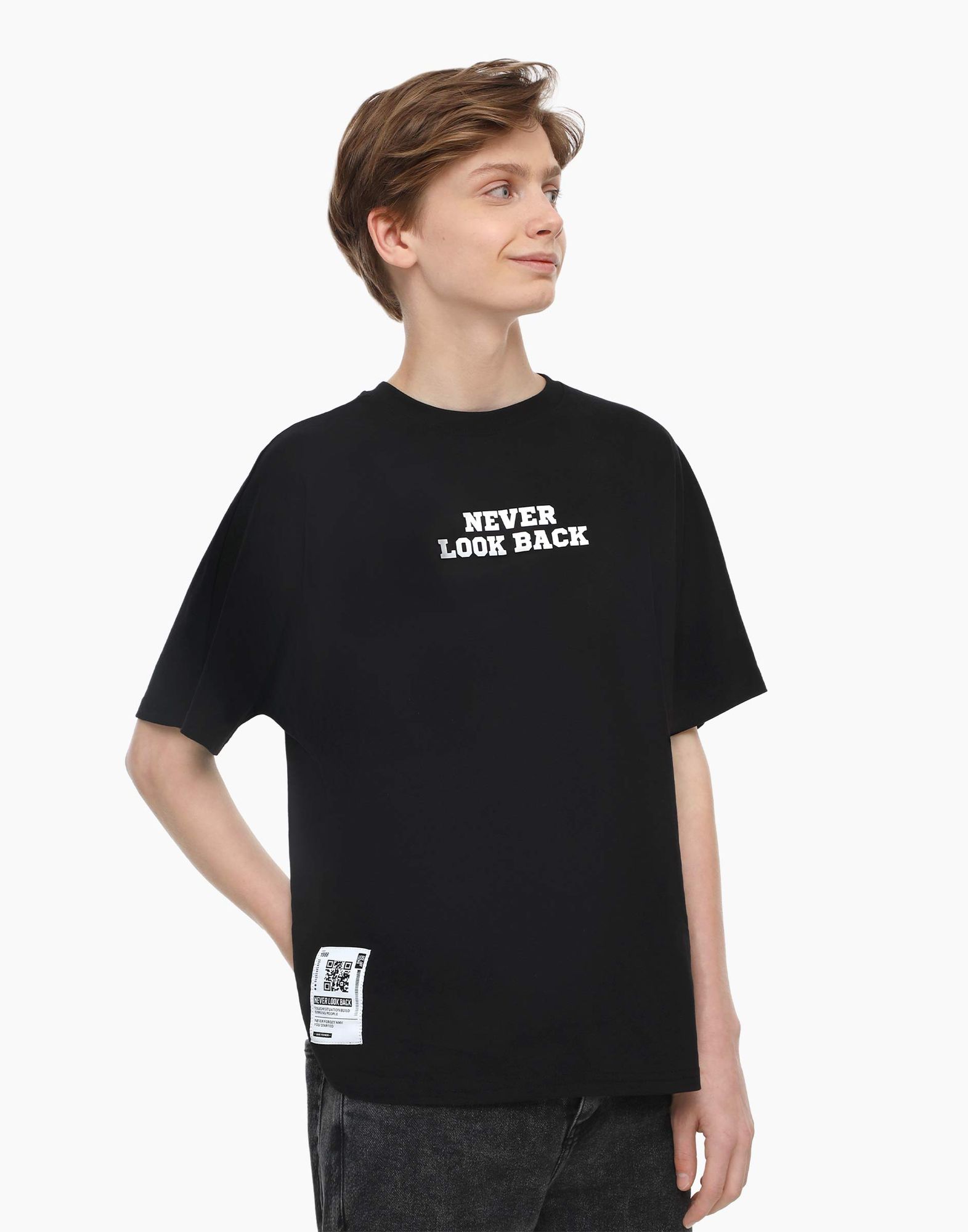 Чёрная футболка oversize с принтом Never look back для мальчика-0