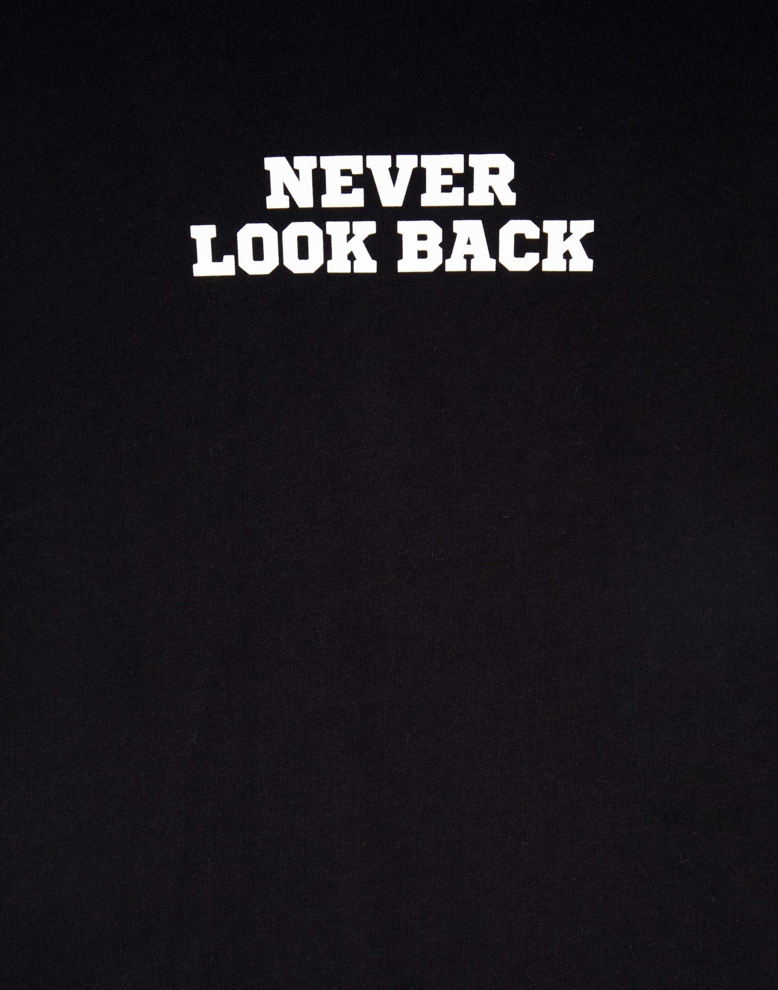 Чёрная футболка oversize с принтом Never look back для мальчика-3