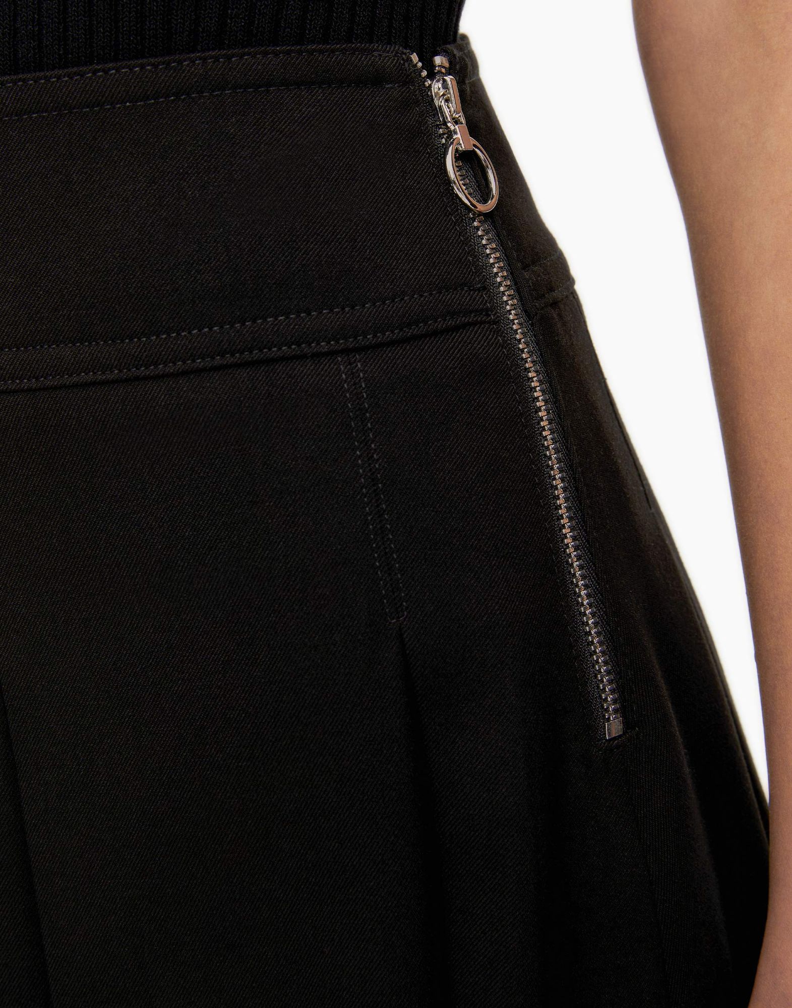 Чёрная юбка со складками-3
