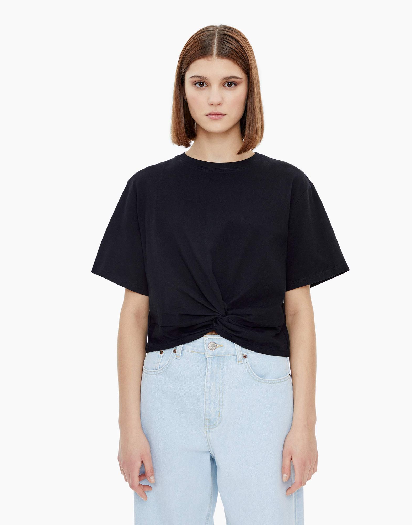 Чёрная укороченная футболка с узлом женская-0