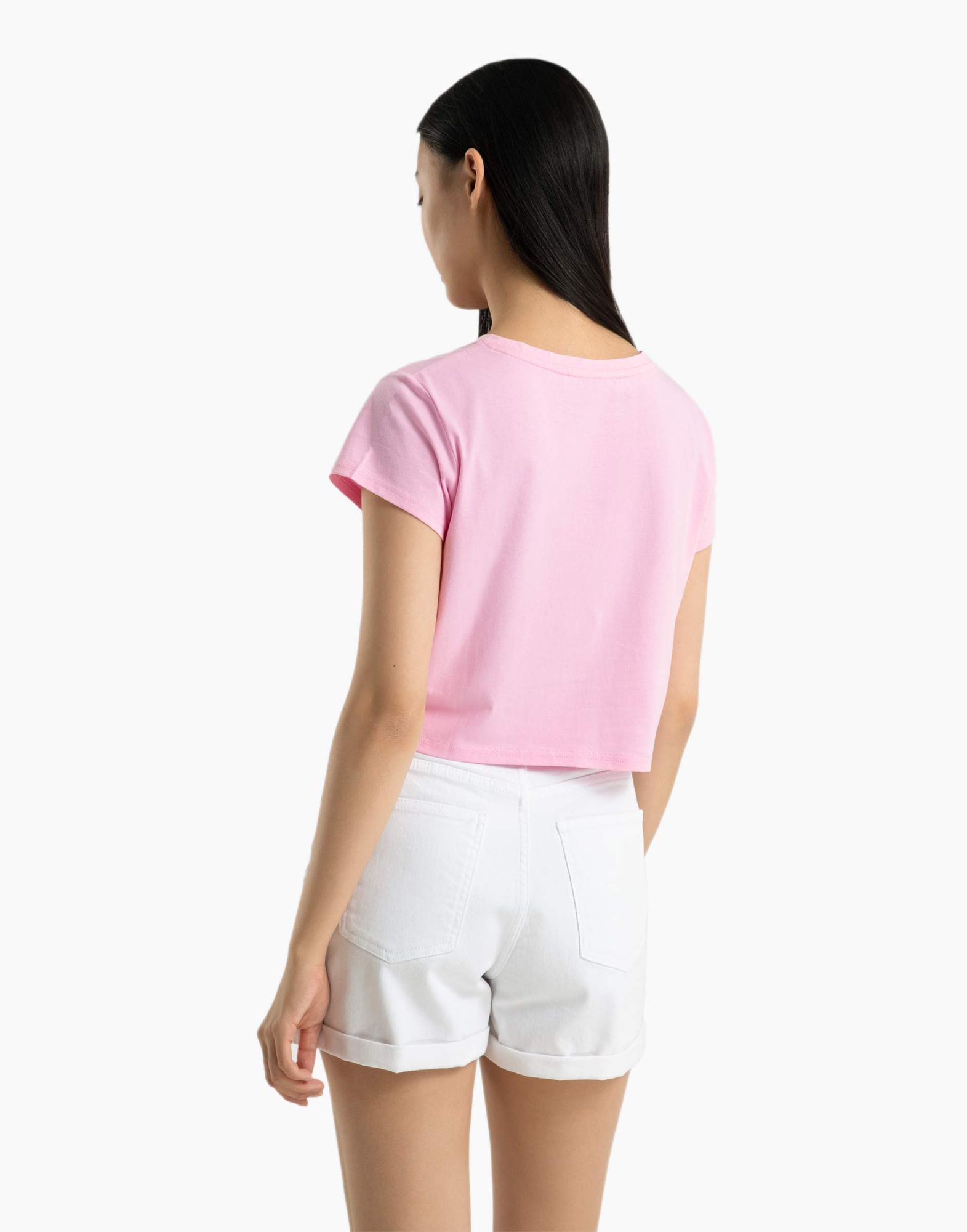 Розовая укороченная футболка с нашивкой-2