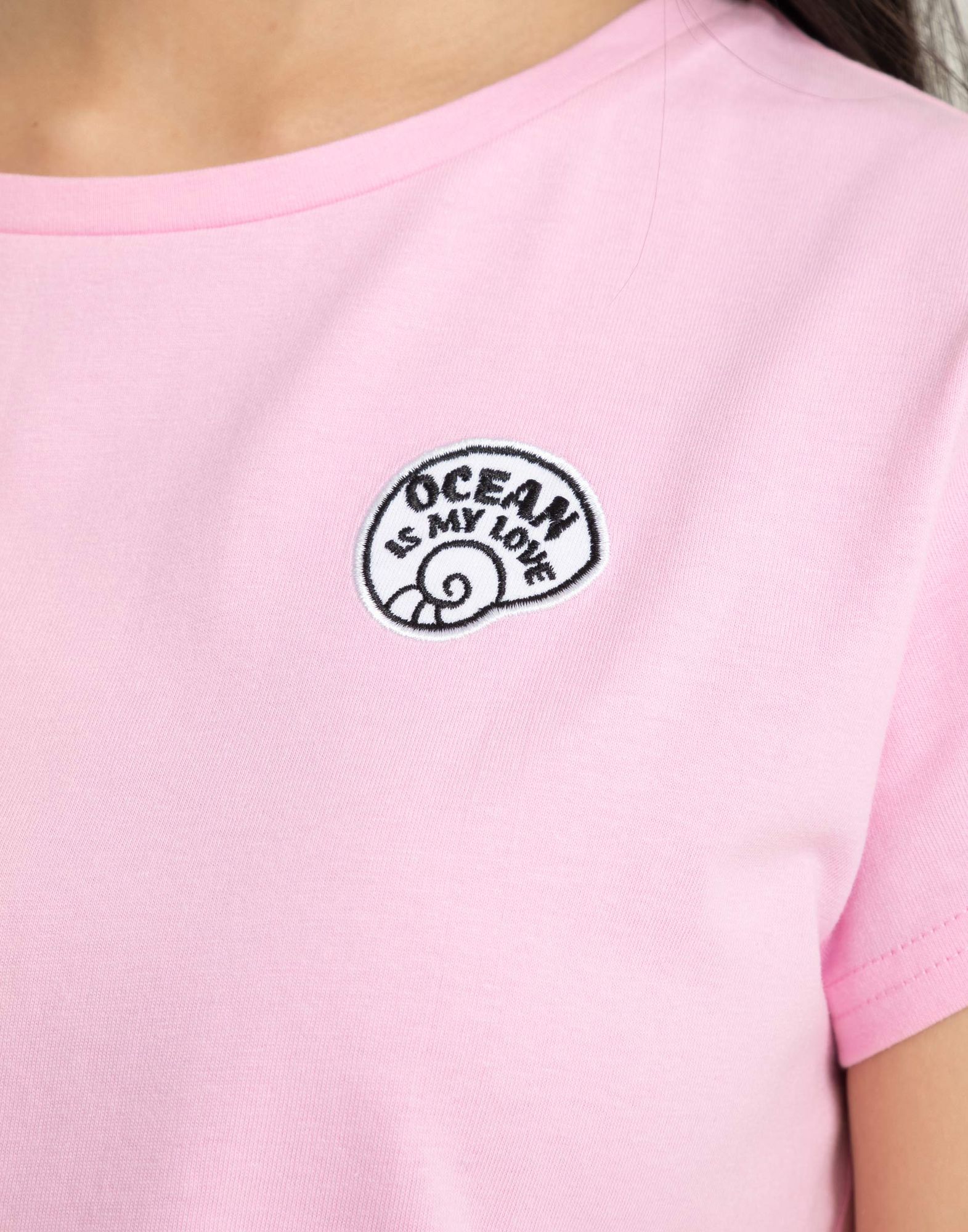 Розовая укороченная футболка с нашивкой-3