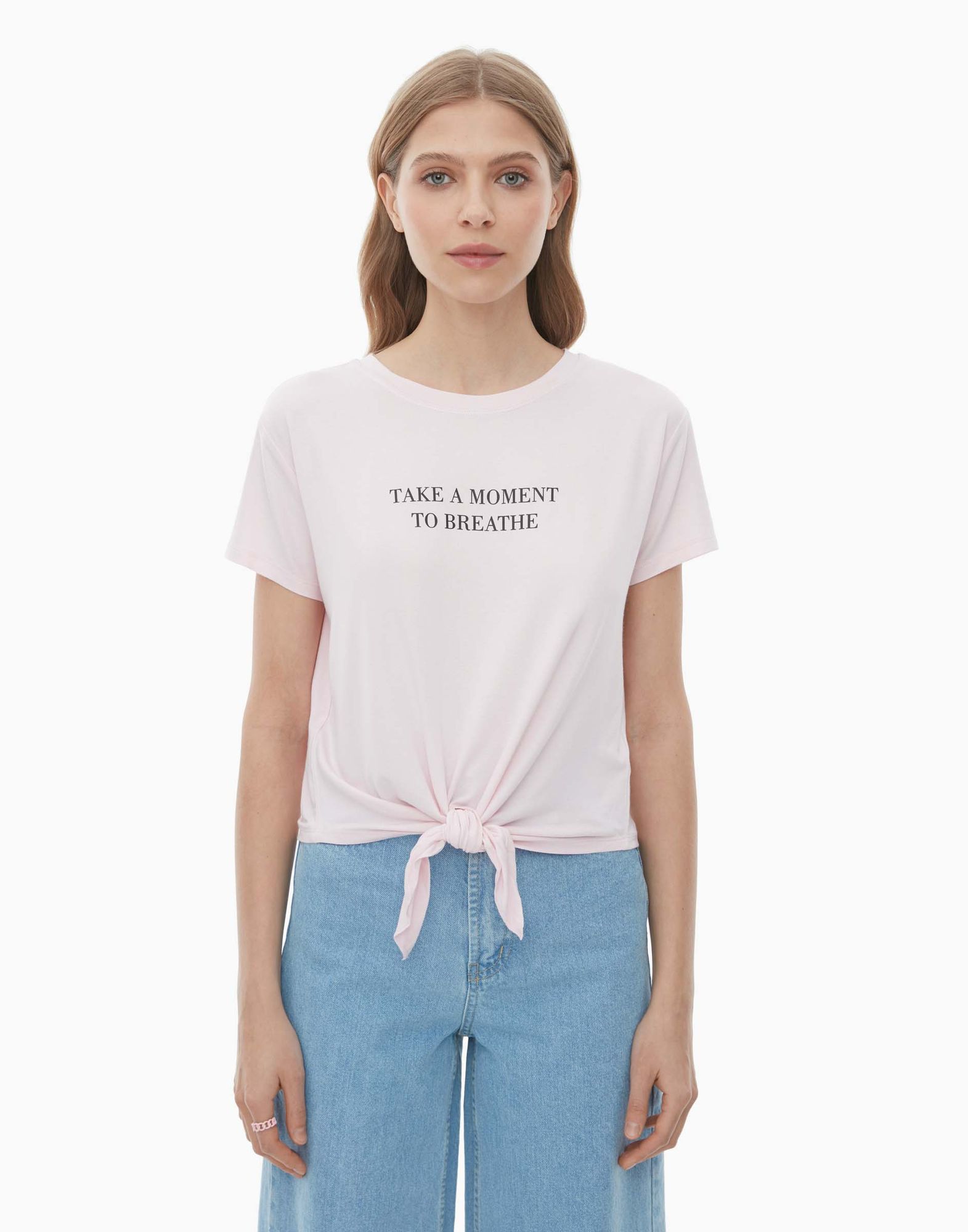 Светло-розовая футболка с завязками и надписью женская-2