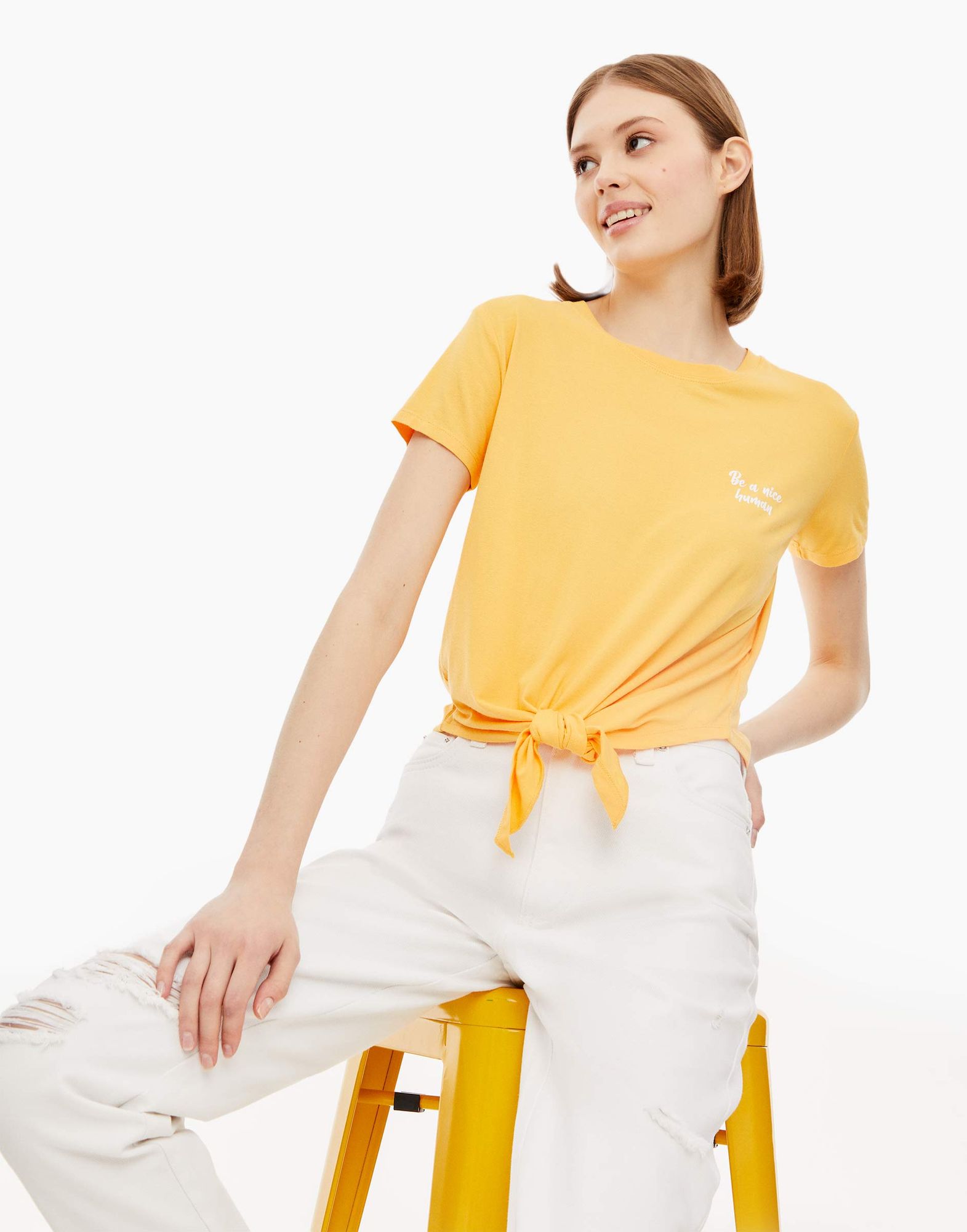 Жёлтая футболка с завязками и надписью женская-0